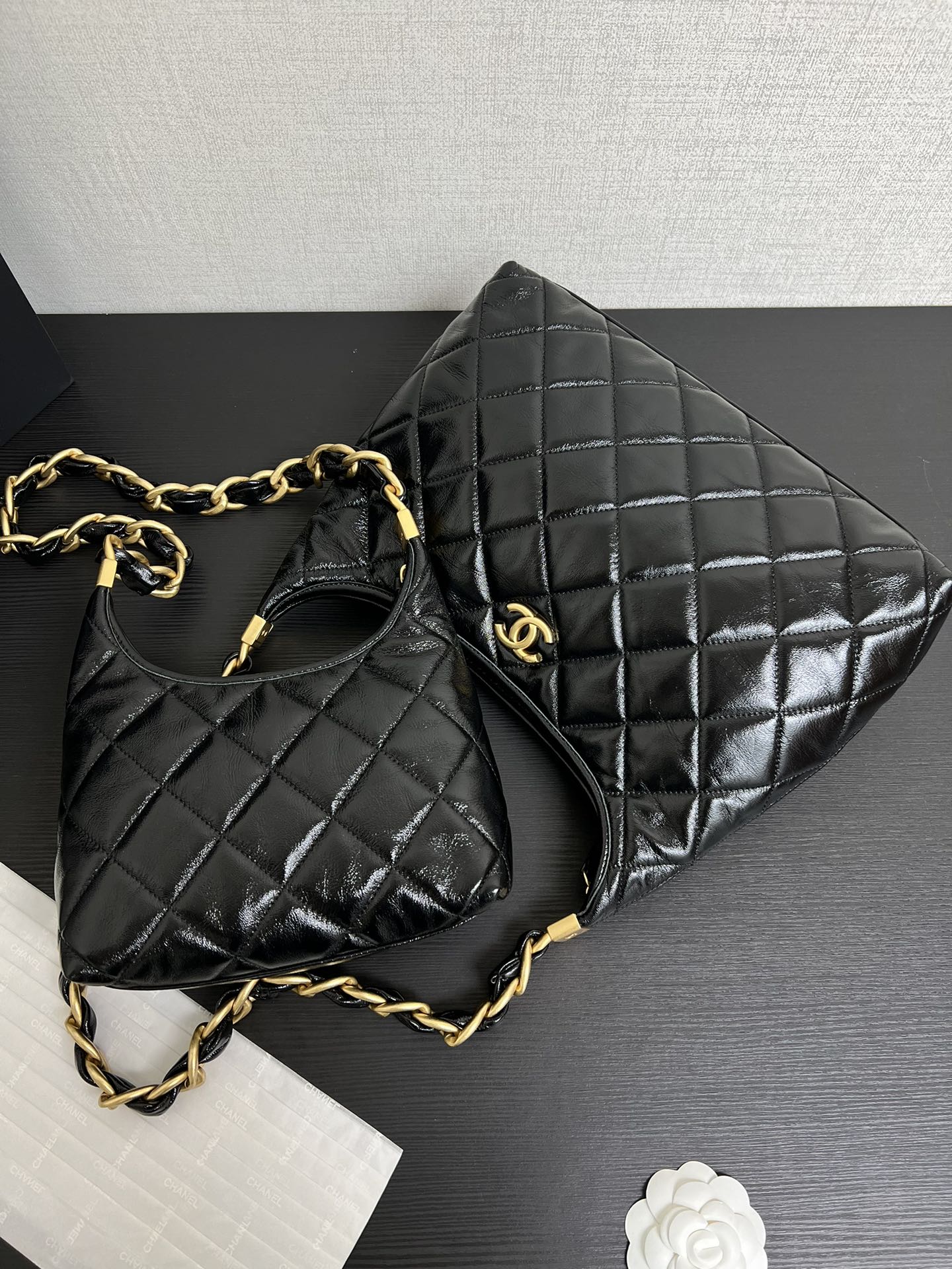 Сумка-хобо Chanel 24a под мышкой - черная