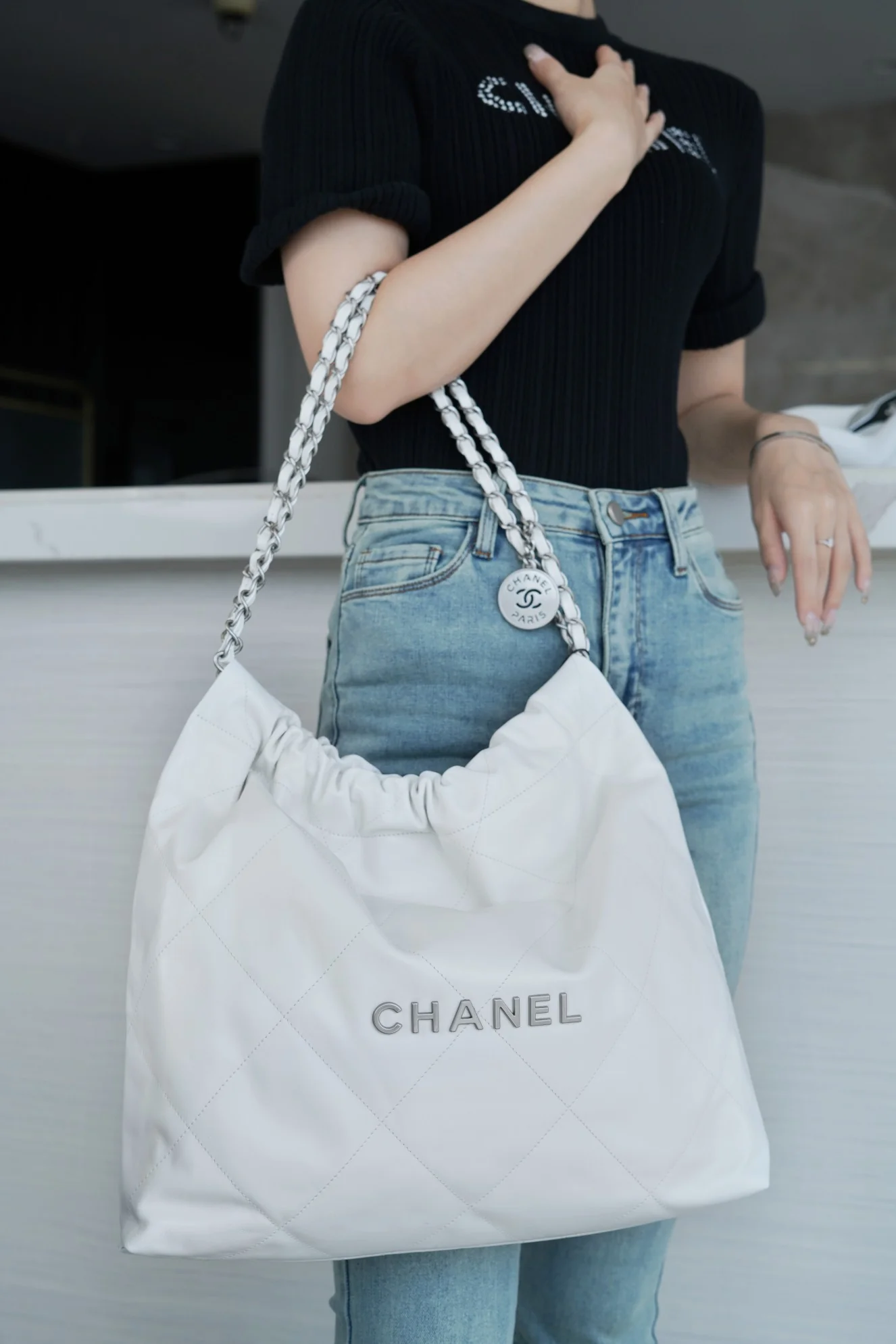 Сумка Chanel No. 22, большой размер, бело-серебристый цвет.