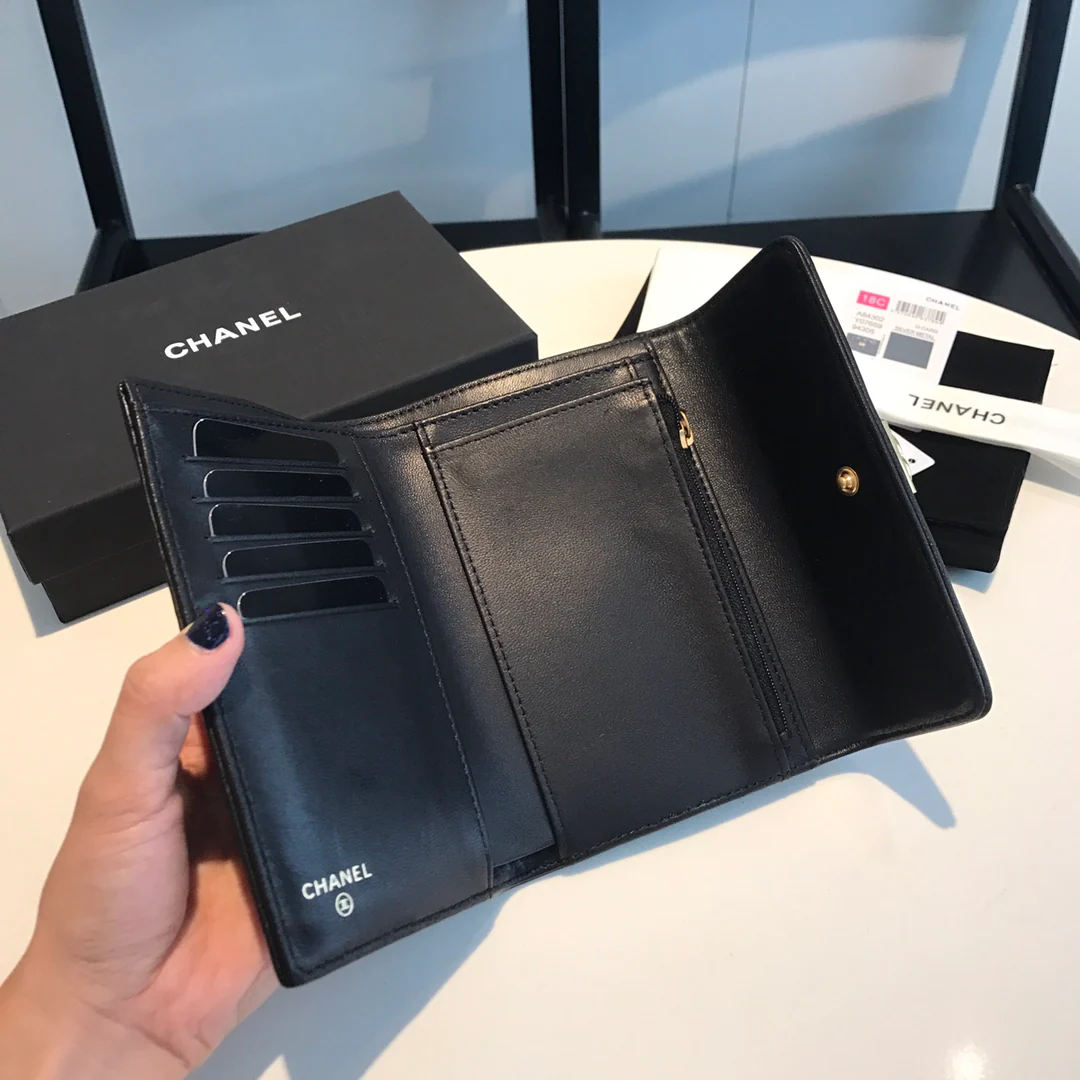 Чехол Chanel Le Boy Tri-fold Frame - из черной овечьей кожи с золотой пряжкой.