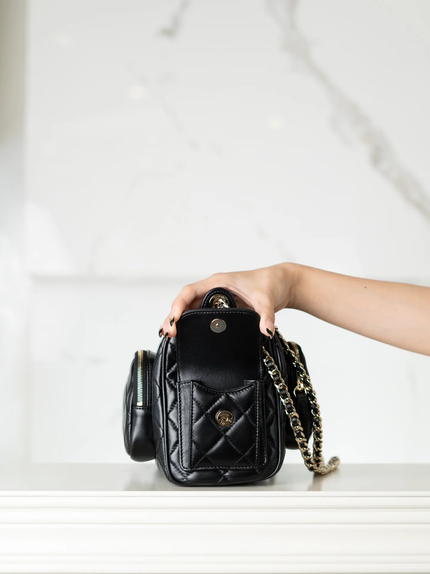 Большая многофункциональная сумка для фотоаппарата Chanel из 24-каратного золота — черная.