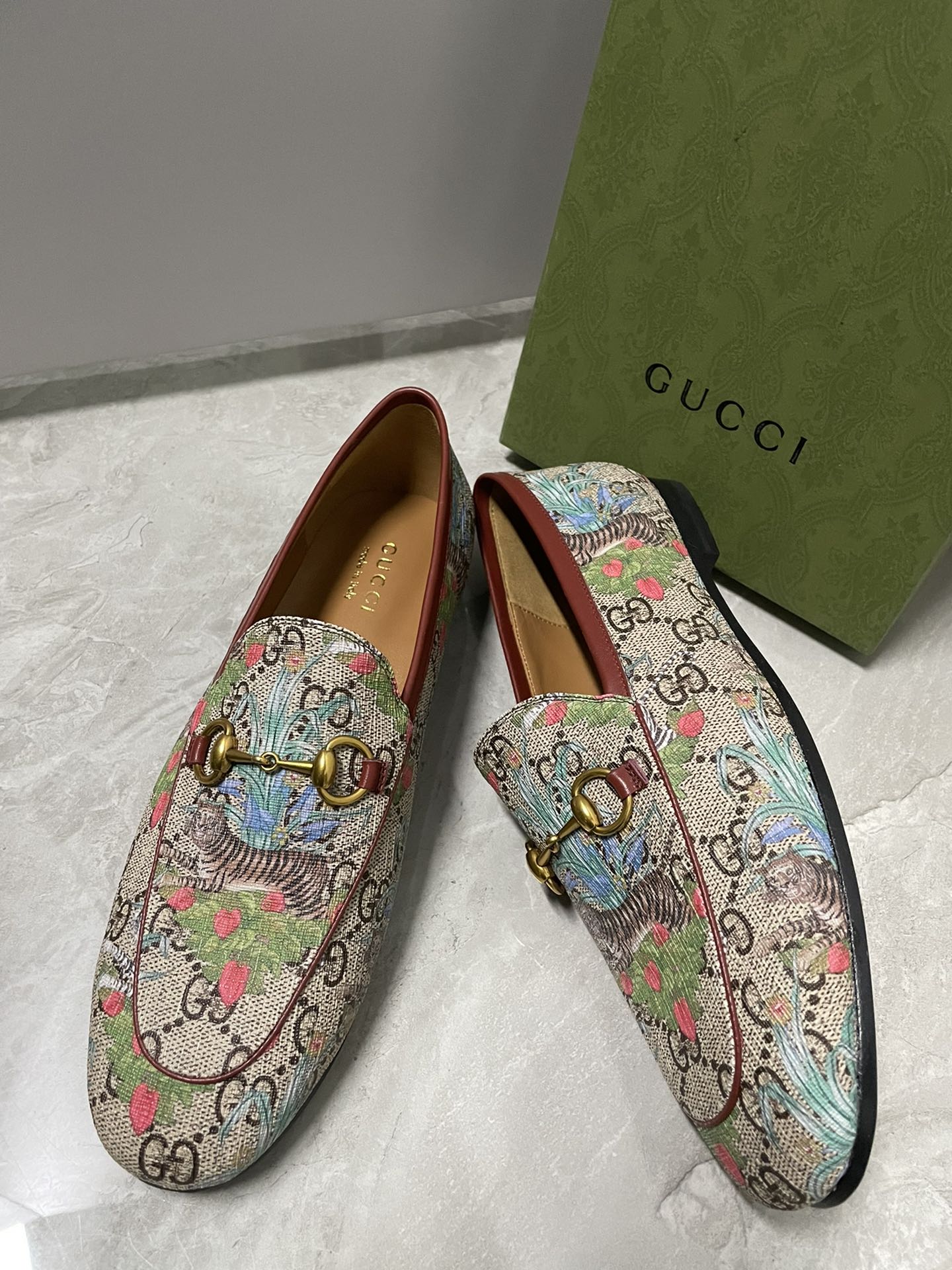Лоферы из новогодней коллекции Gucci 2022 года