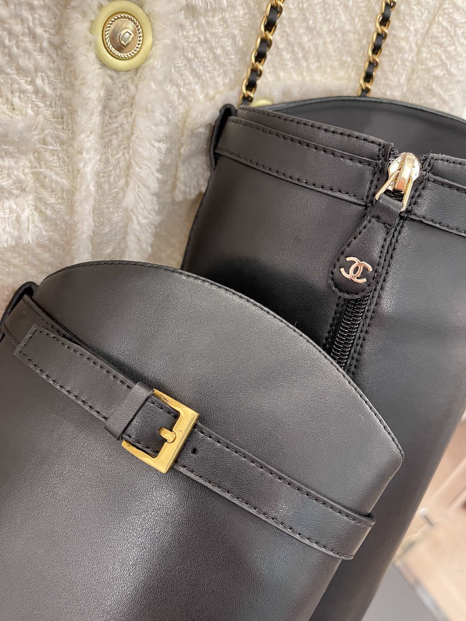 Новинка сезона осень/зима 2023 от Chanel - Классические сапоги для верховой езды - Высокие сапоги - Черные