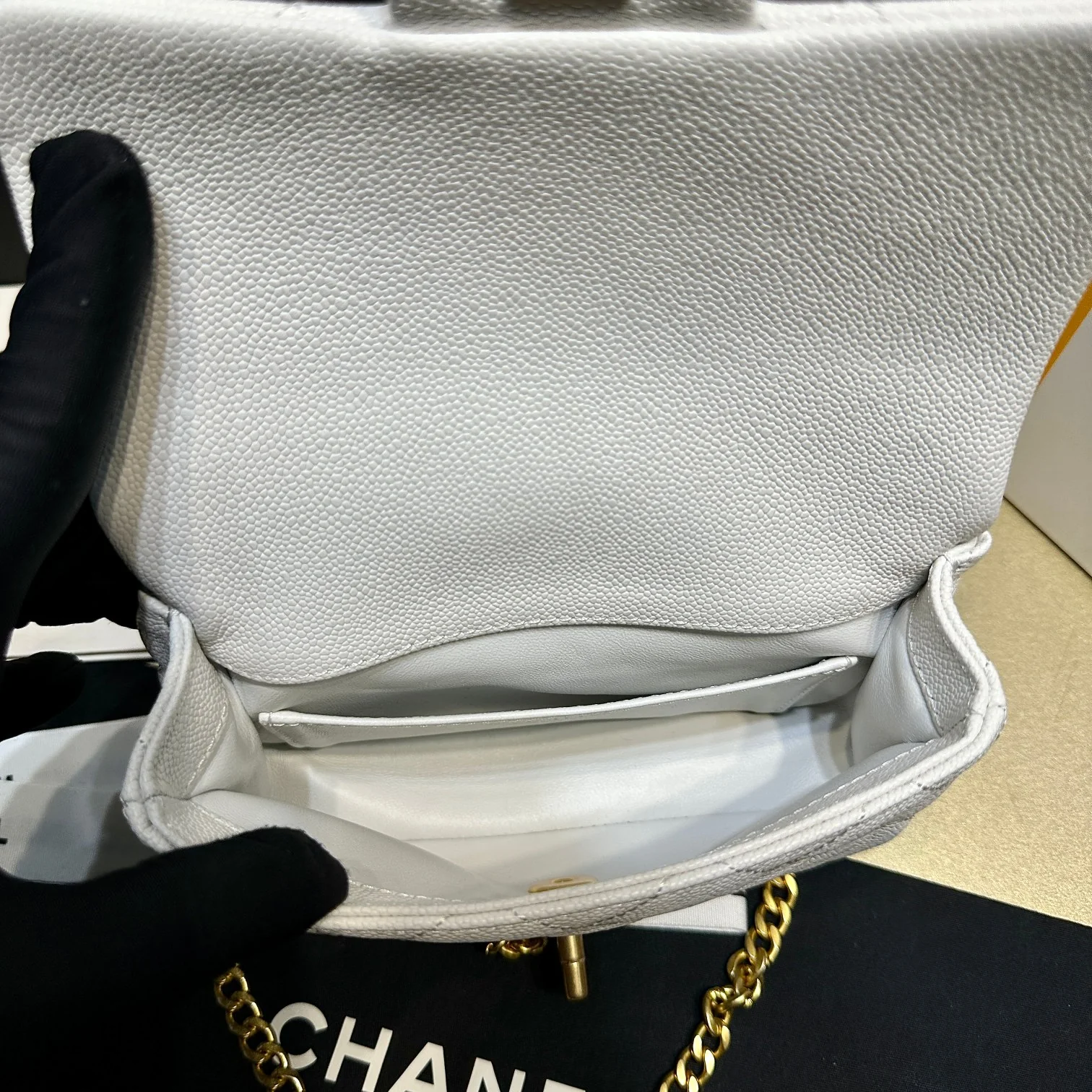 Новинка сезона весна/лето 2023 от Chanel - сумка CF Heart с регулируемой пряжкой и цепочкой - телячья кожа с текстурой 