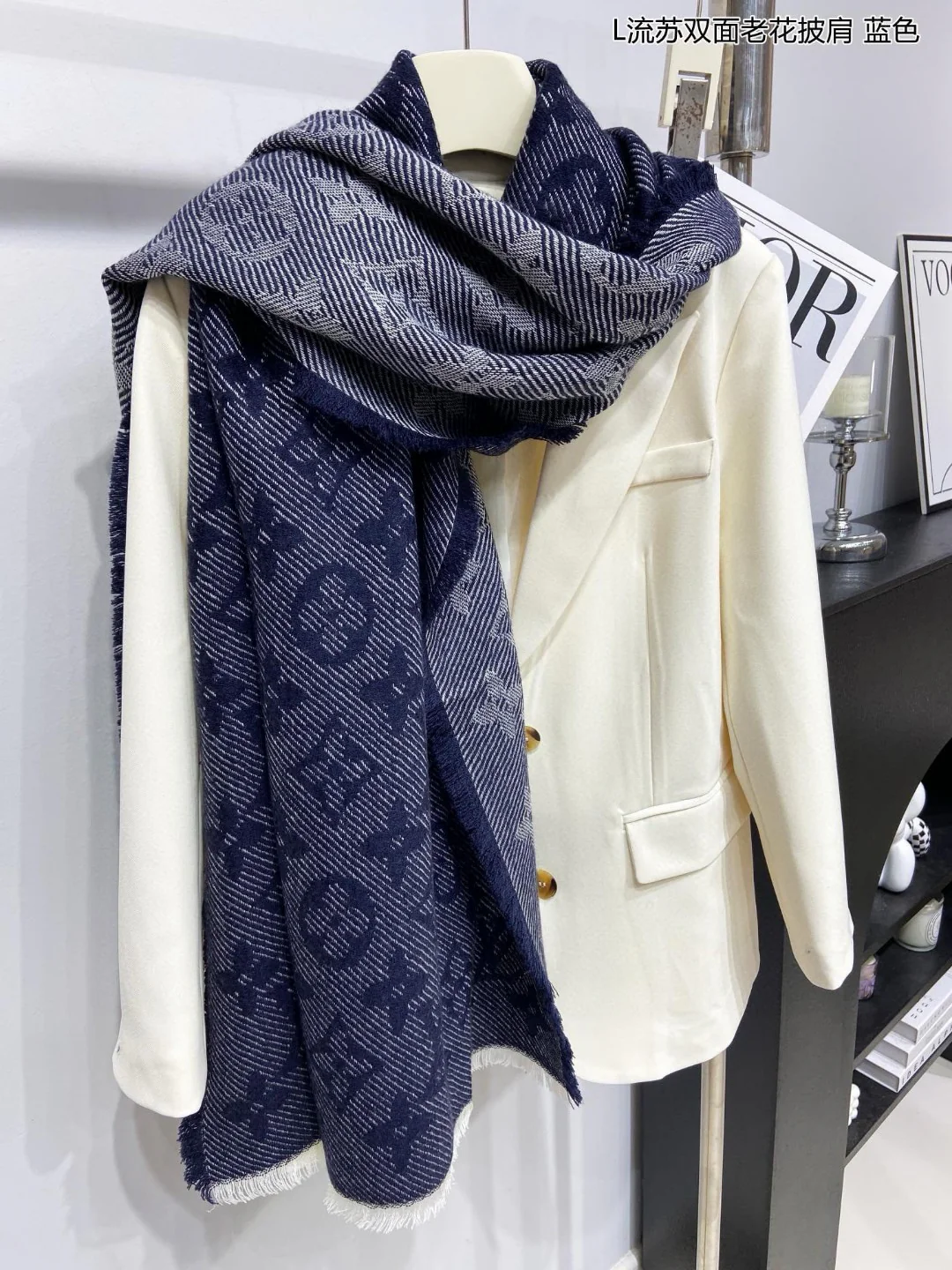 Классический шарф LV-2024 с принтом, серый.