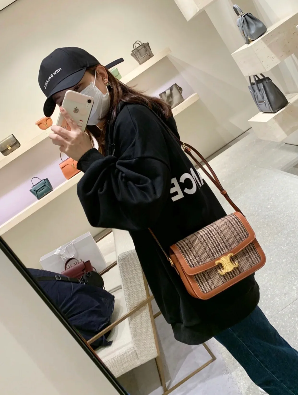 Сумка Celine Triomphe Medium из искусственной кожи и кожи вагю, в желто-коричневой клетке ?гусиная лапка?.