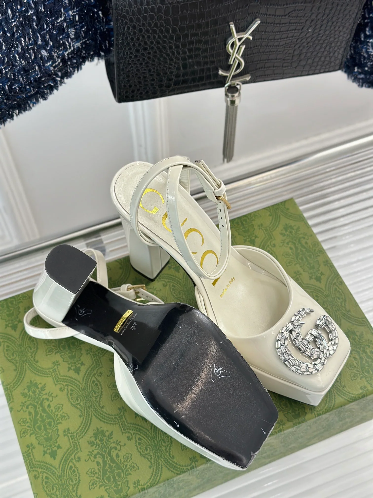 Босоножки на высоком каблуке Gucci 2024 — белые