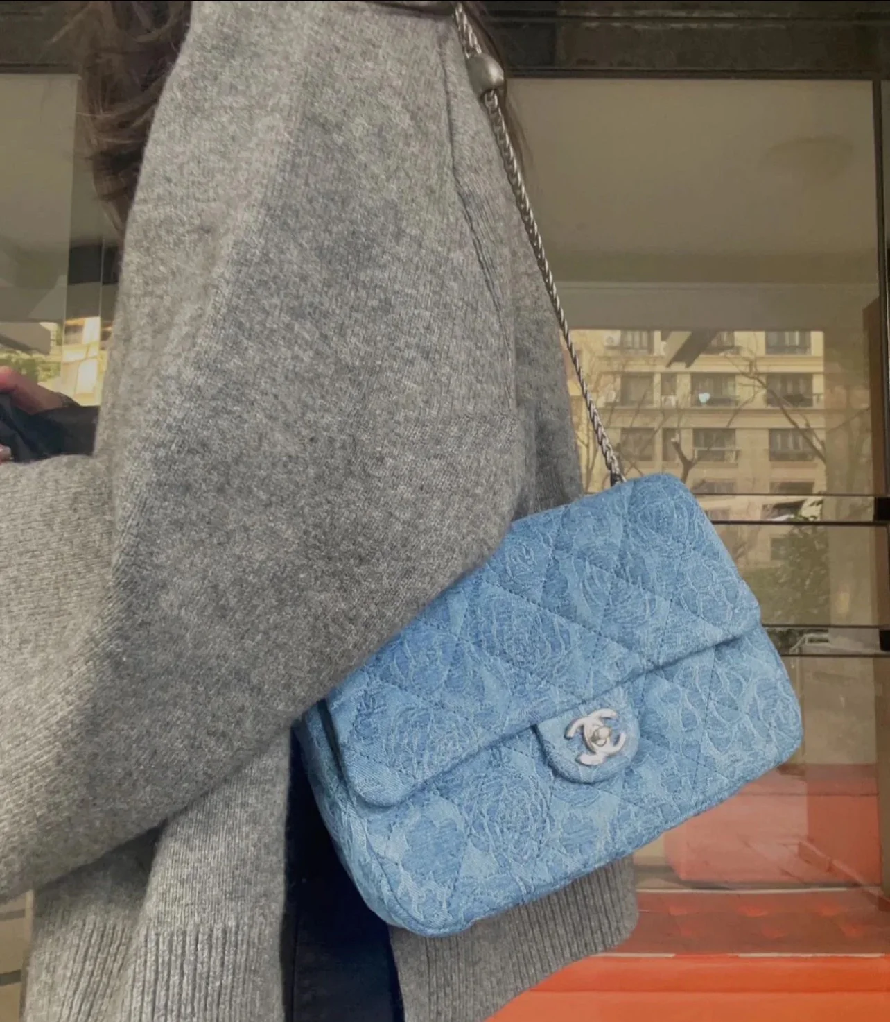 Коллекция Chanel Весна/Лето 2023 - Джинсовый узел в форме сердца с камелией - Квадратный - Светло-голубая серебряная пряжка - 24 см