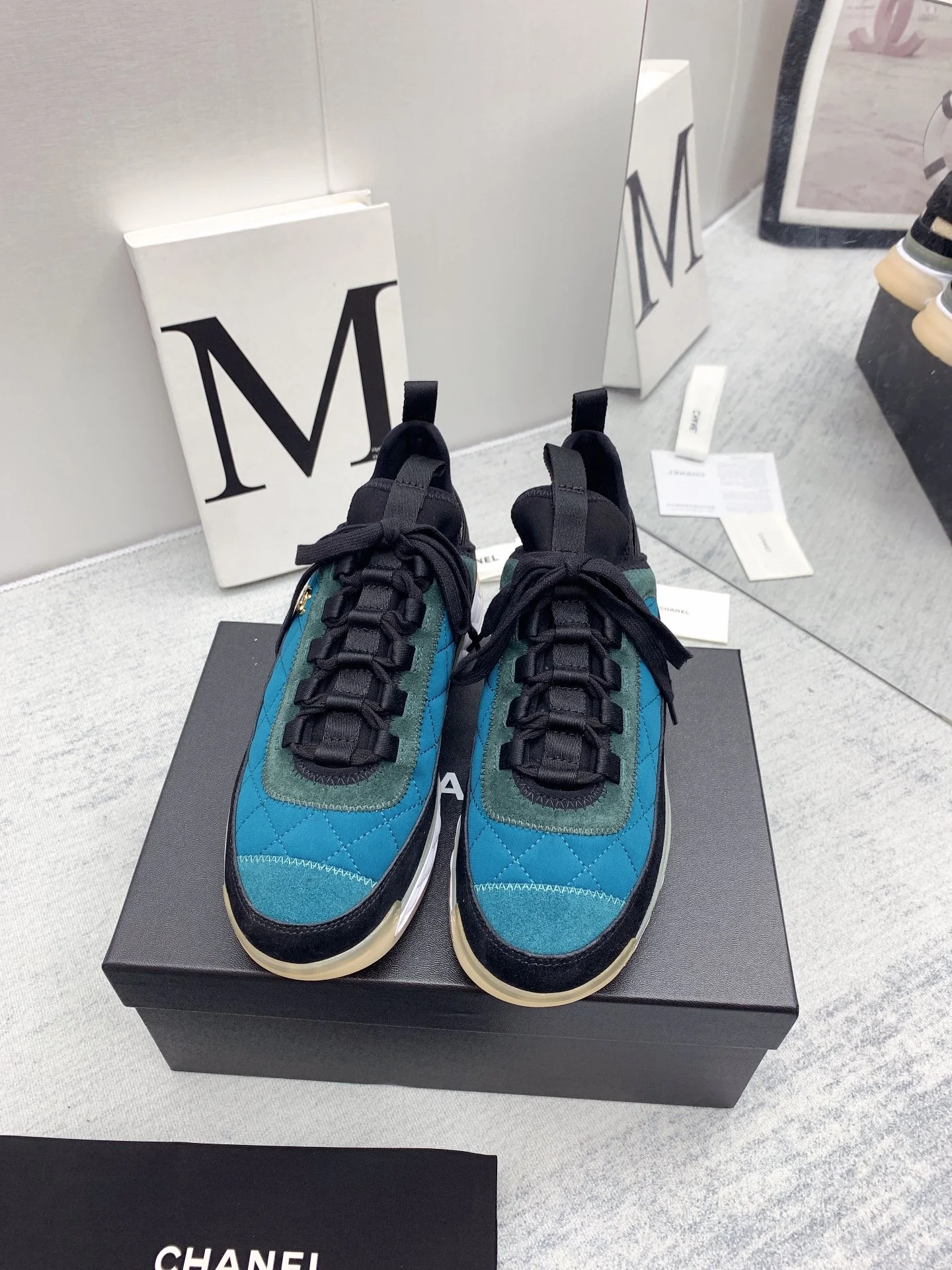 Новинка сезона осень/зима 2021 от Chanel - кроссовки с ромбовидным узором - синие.