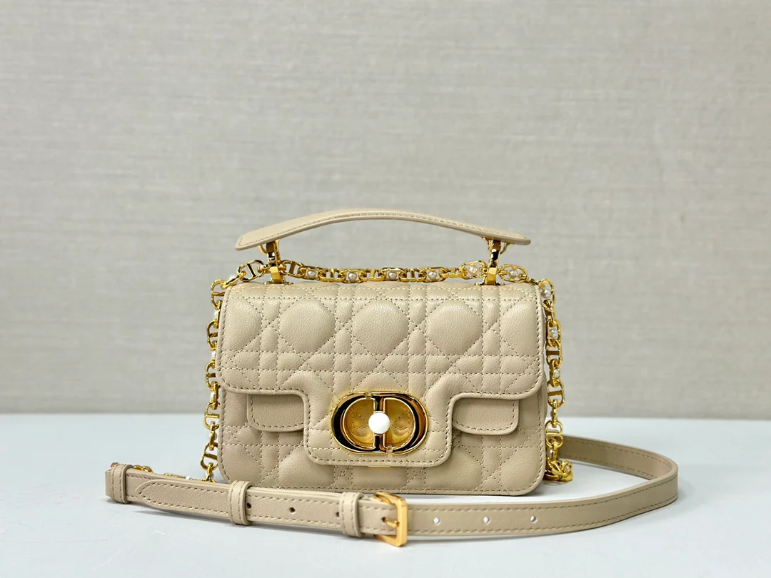 Маленькая сумочка Dior Jolie с жемчужной цепочкой - кремово-абрикосовый цвет