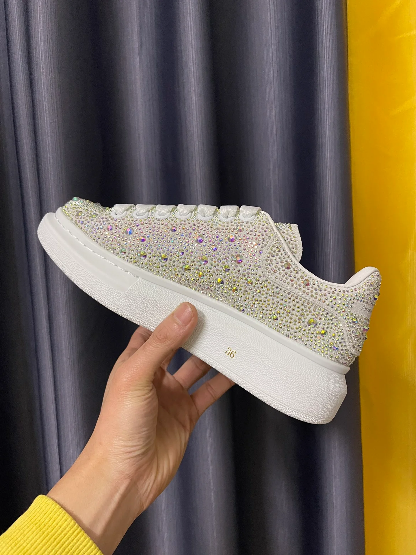 Классические белые кроссовки McQueen - унисекс - с переливающимся алмазным покрытием - премиум-издание