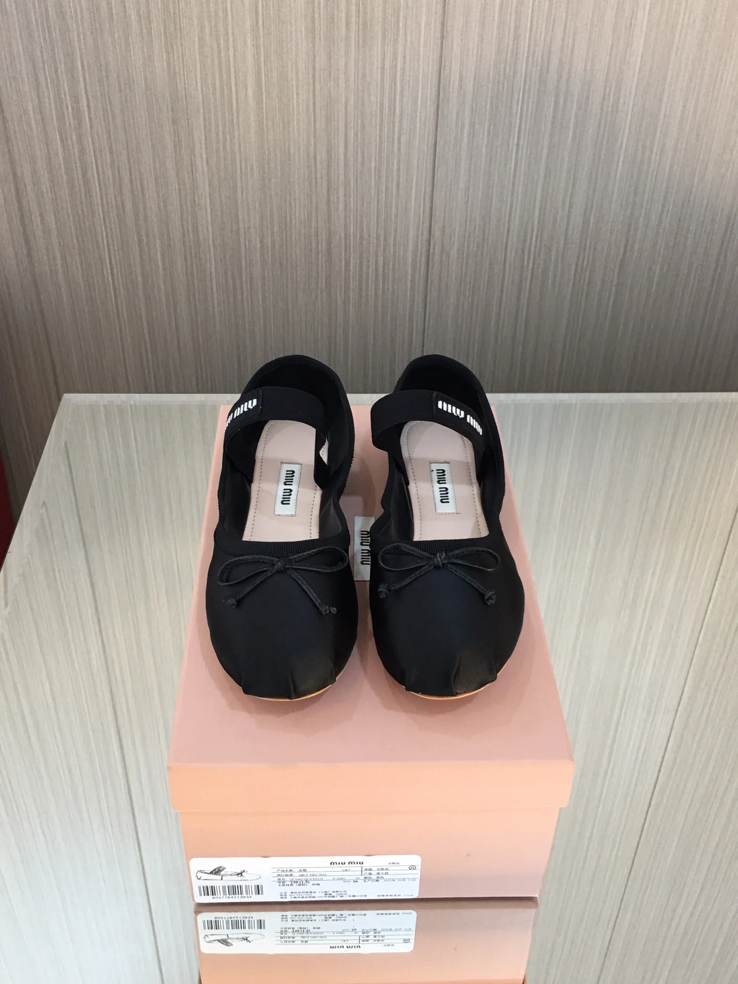 Новинка весны/лета Miu Miu 2023 — балетки ?Французская фея? — черные.