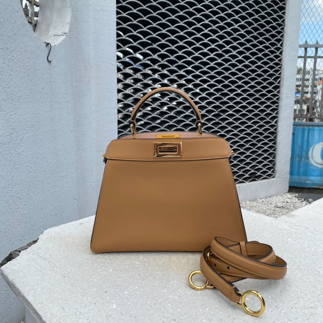 Маленькая кожаная сумка Fendi Peekaboo i-seey абрикосового цвета - 1 шт.