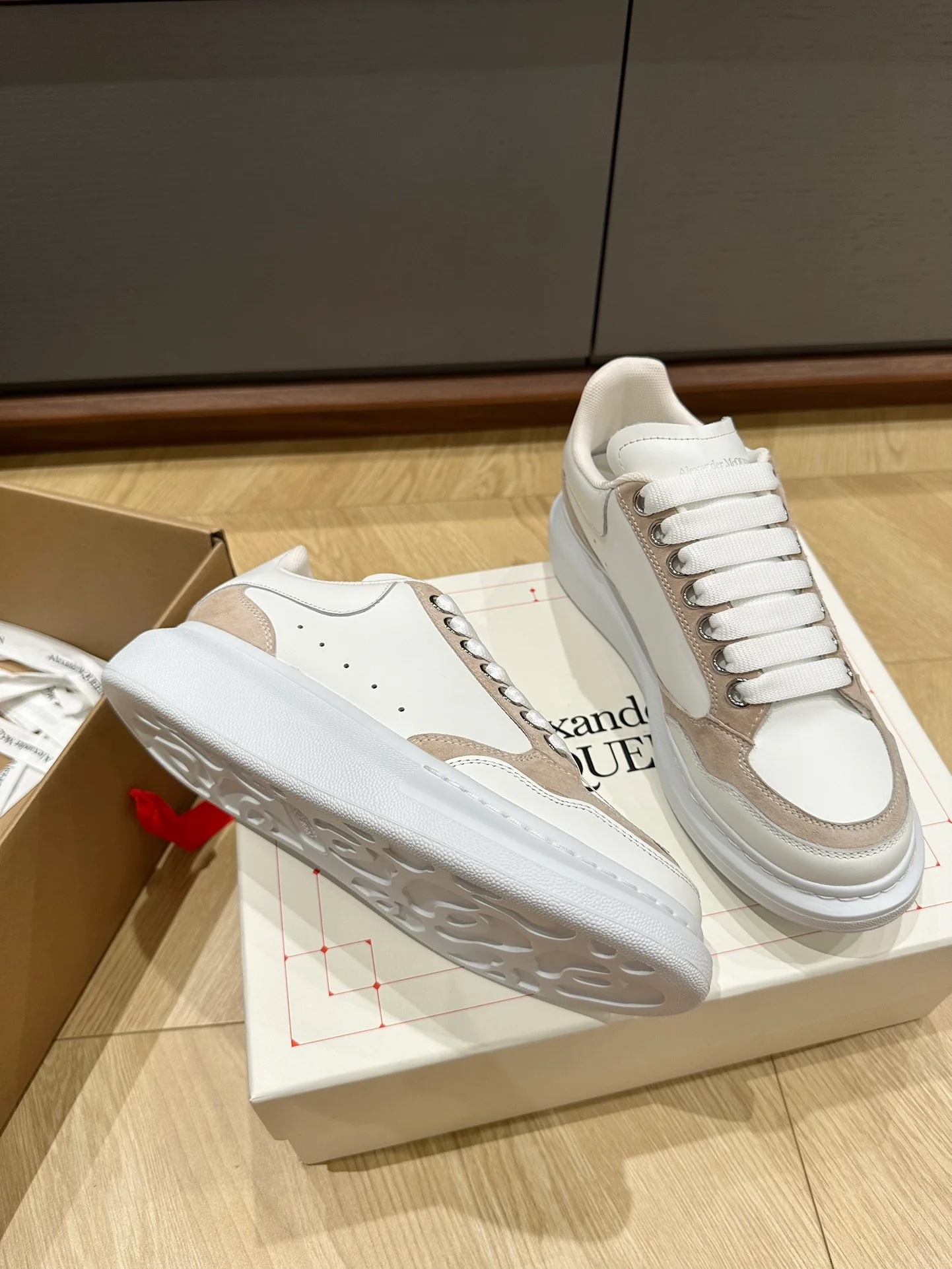 McQueen - Белые кроссовки с отделкой из телячьей кожи и замши - Унисекс - Абрикосовый цвет