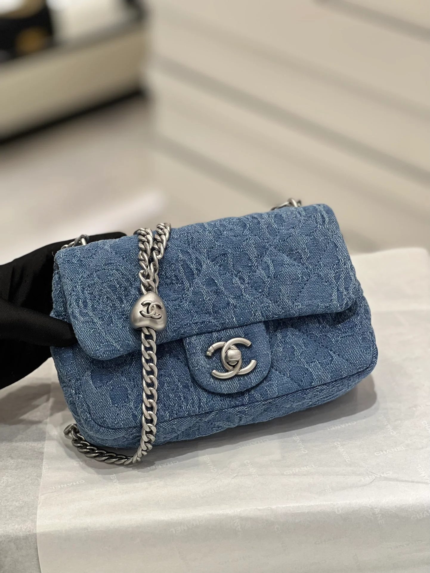 Коллекция Chanel Весна/Лето 2023 - Пряжка в виде сердца с камелией из денима - Квадратная - Светло-голубая серебристая пряжка - 19 см