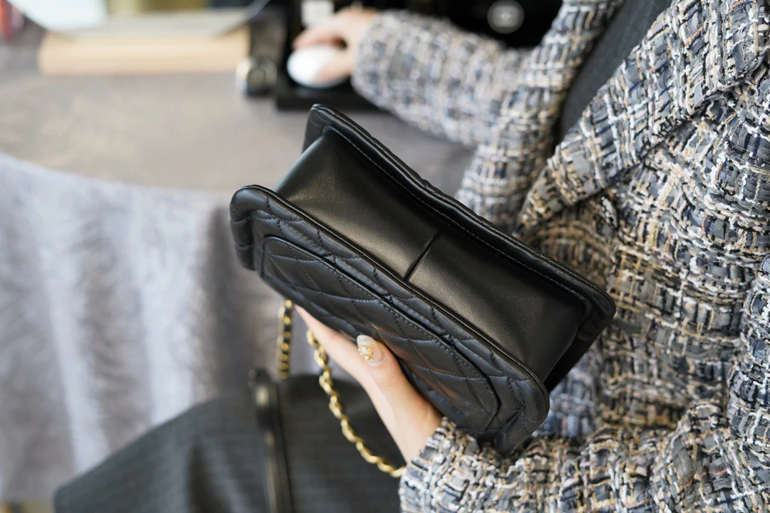 Булочка из тофу с монетой от Chanel