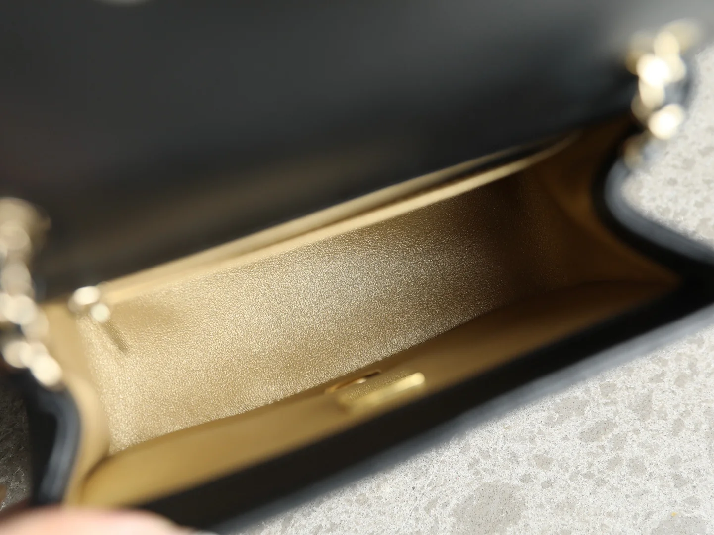 Сумка-шар Chanel из 25-каратного золота с регулируемой застежкой, черная с фурнитурой из светлого золота.