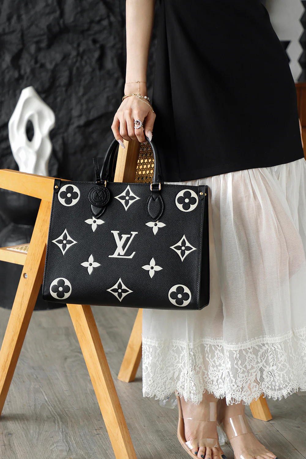 LV-m45495-onthego Средний - Черно-белый