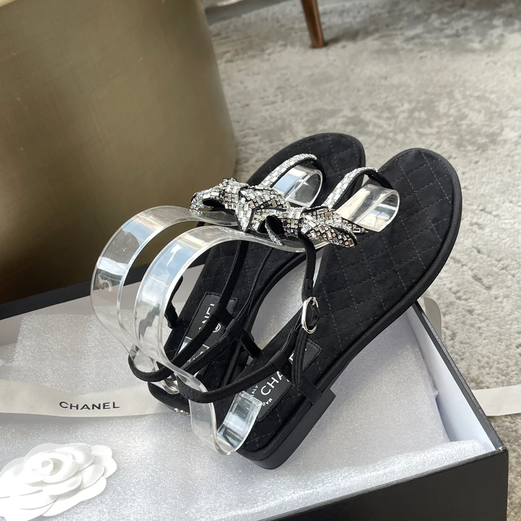 Новинка сезона весна/лето 2023 от Chanel - Сандалии-вьетнамки с бантом из хрустальных страз - Черные