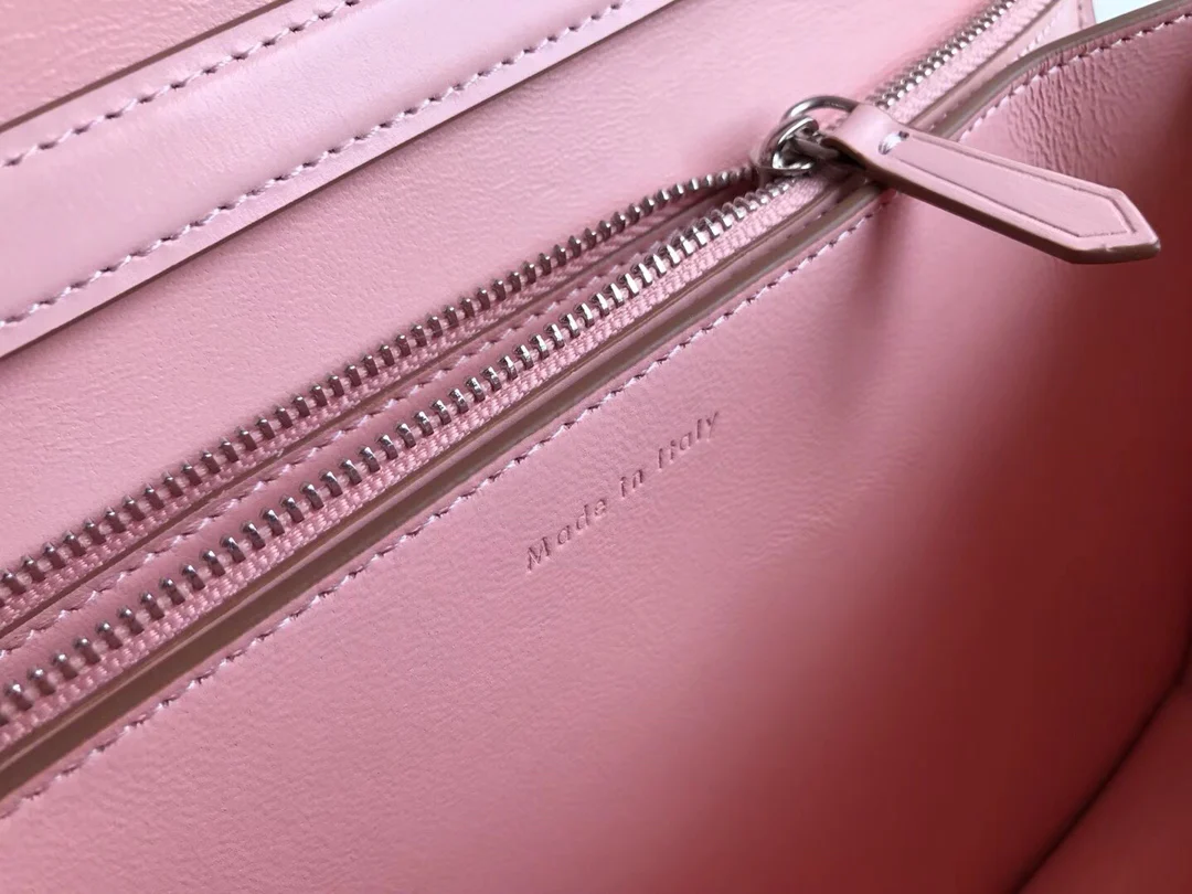 Сумка Celine Box Medium из полированной телячьей кожи — розовая с серебряными пряжками.