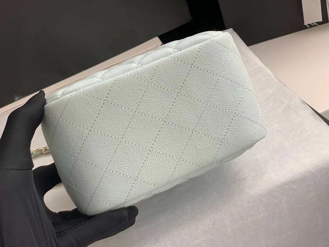 Новая сумка-тоут Chanel весна/лето 2022 — серая.