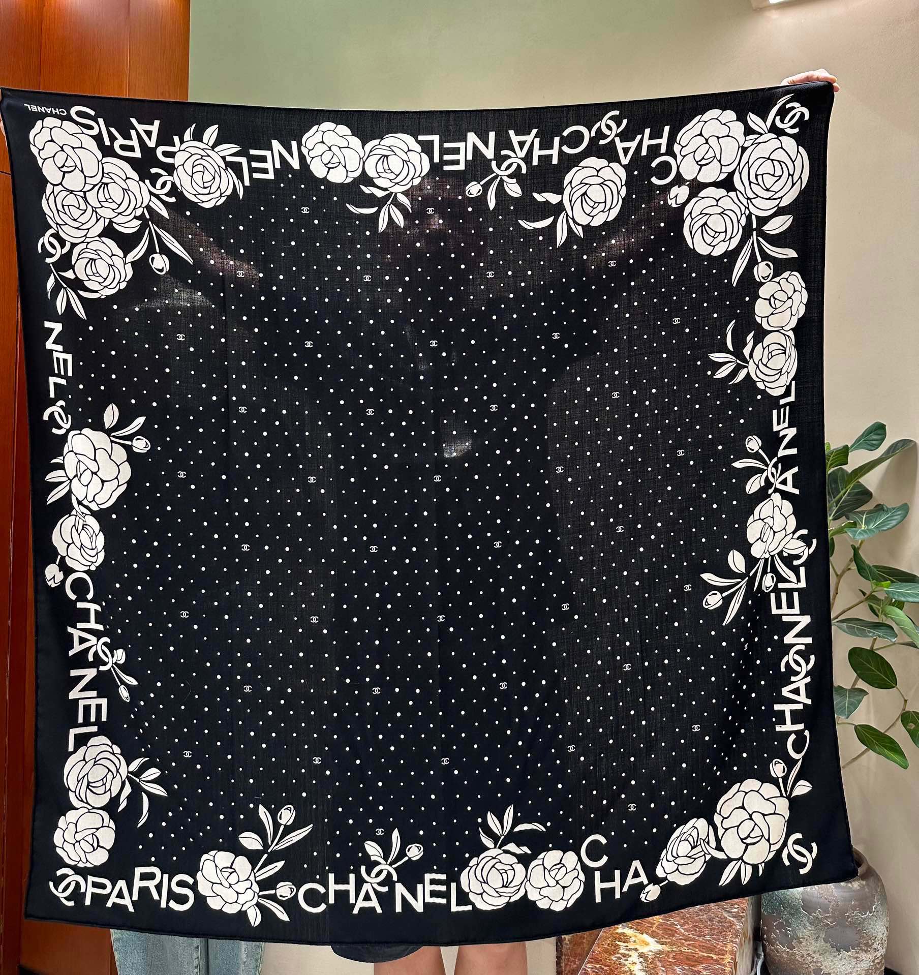 Шарф Chanel 2024 с отделкой из камелий - 140-140