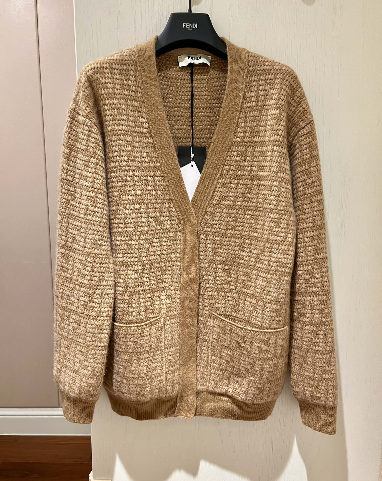 Кардиган Fendi-2403 с V-образным вырезом