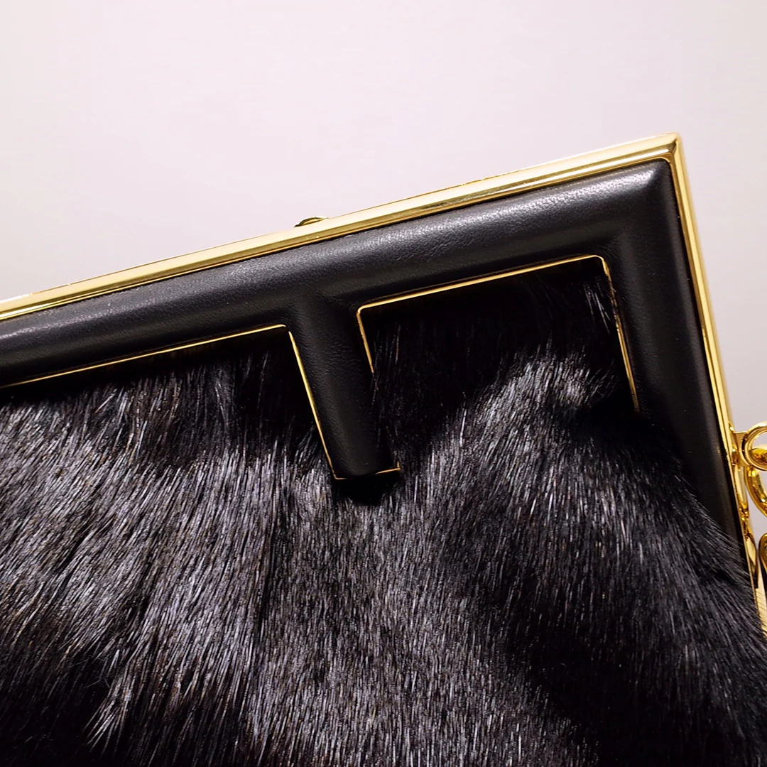 Сумка Fendi-first Medium из черной норки.