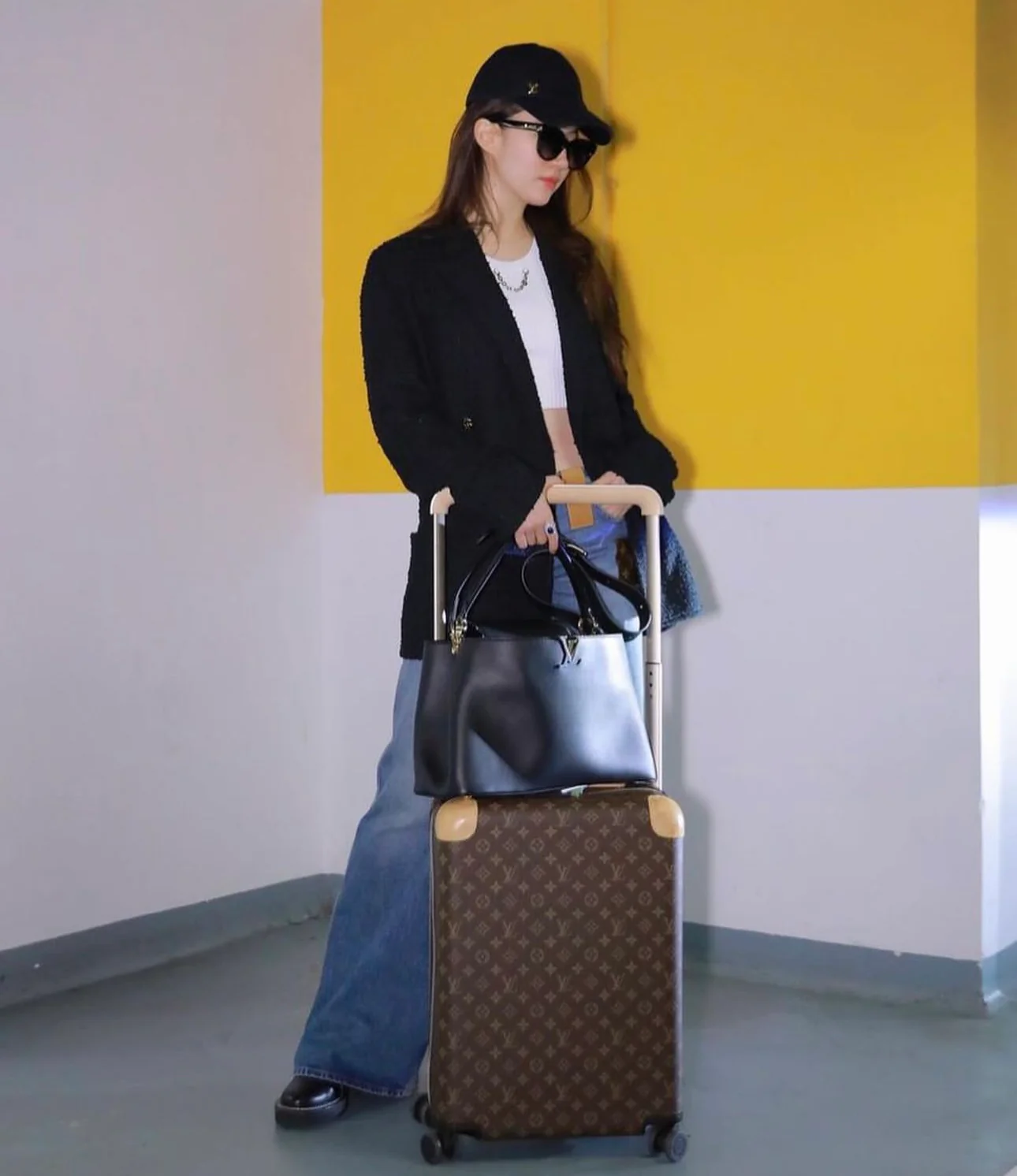 m24067-LV-Большая сумка Capucines, черная с золотой фурнитурой