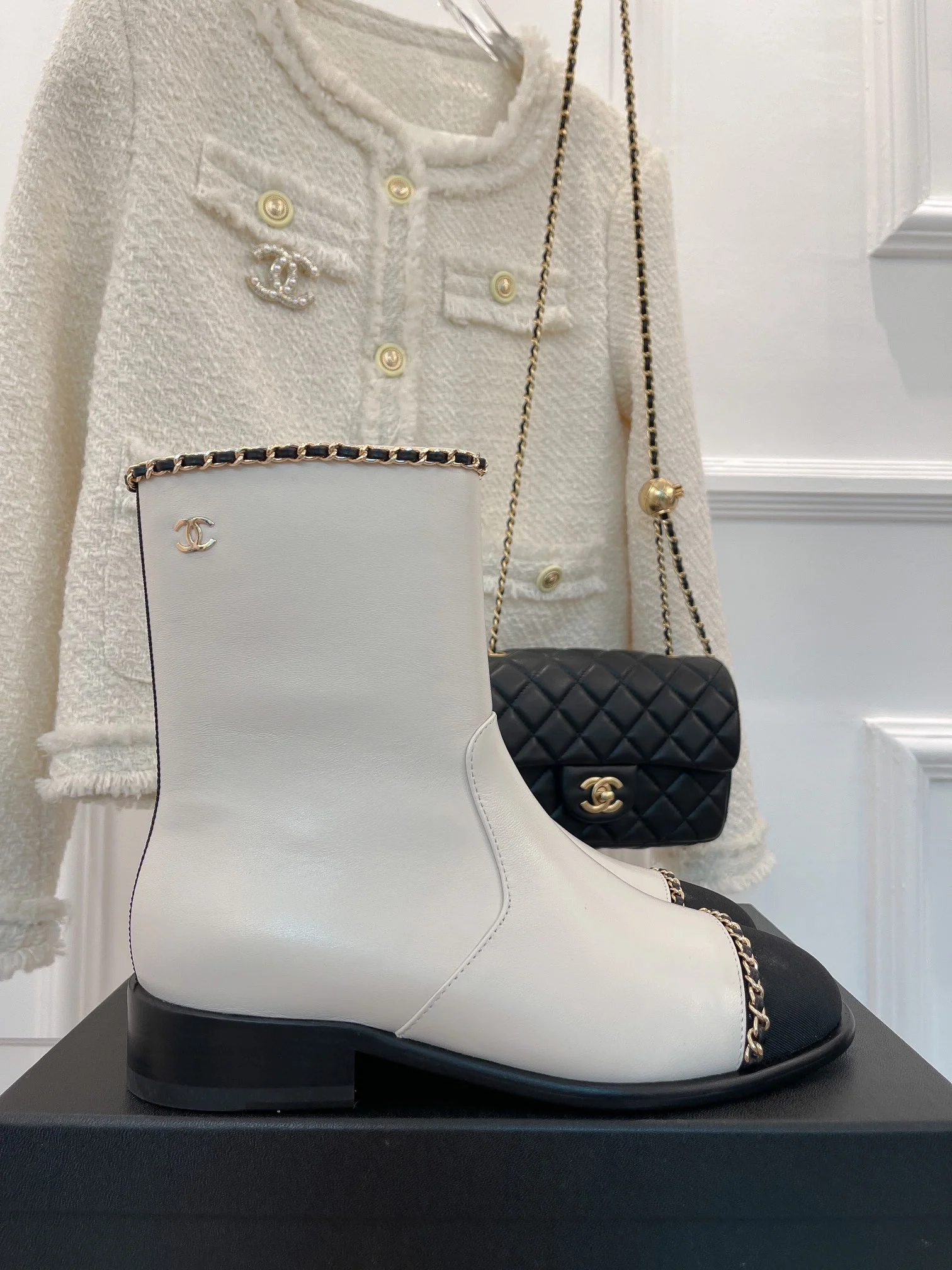 Новинка сезона осень/зима 2023 от Chanel - Ботильоны на массивном каблуке с цепочкой - Белые