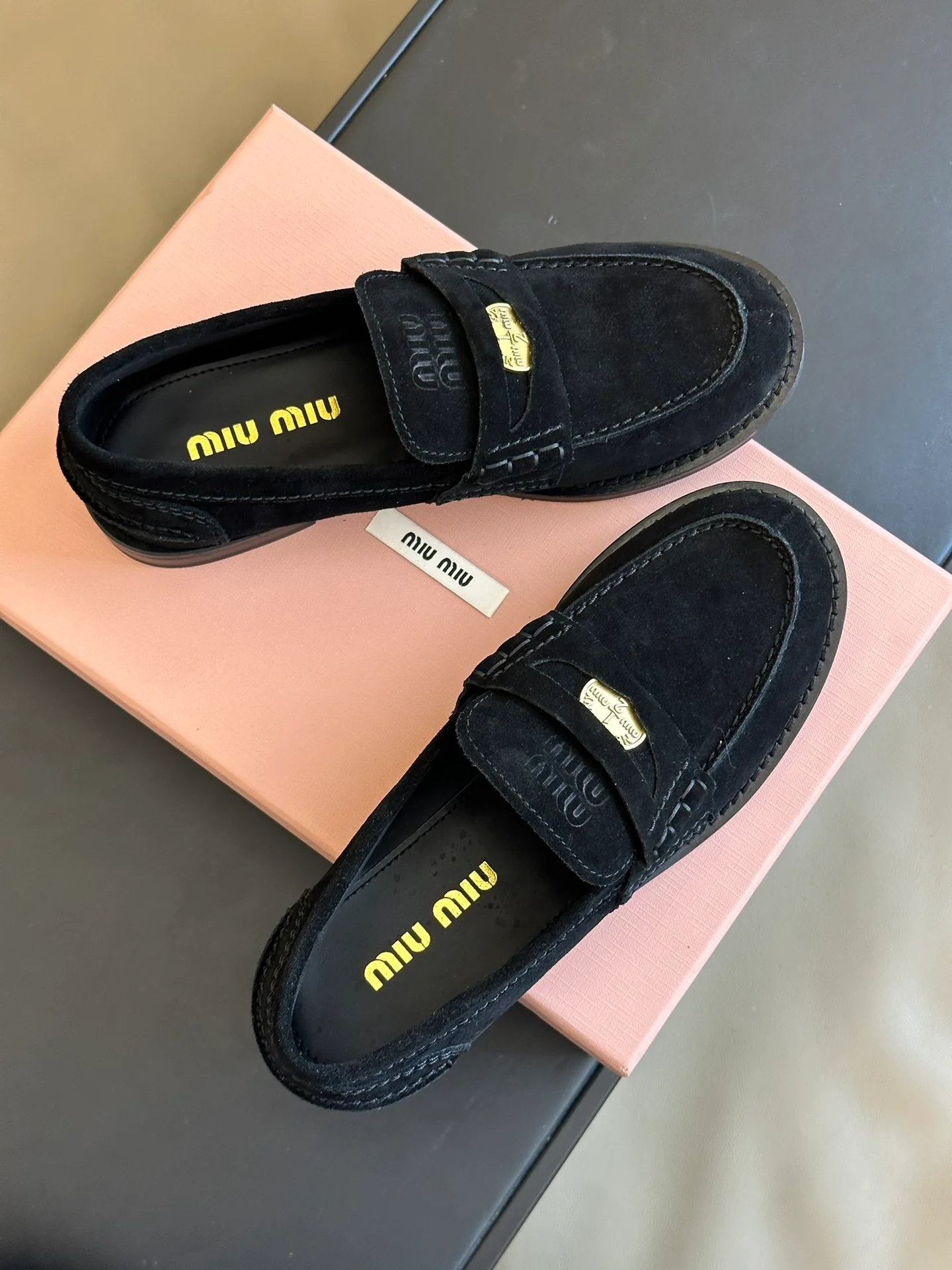 Новинка сезона осень/зима 2023 от Miu Miu - Лоферы Gold Coin - Замшевые, черные