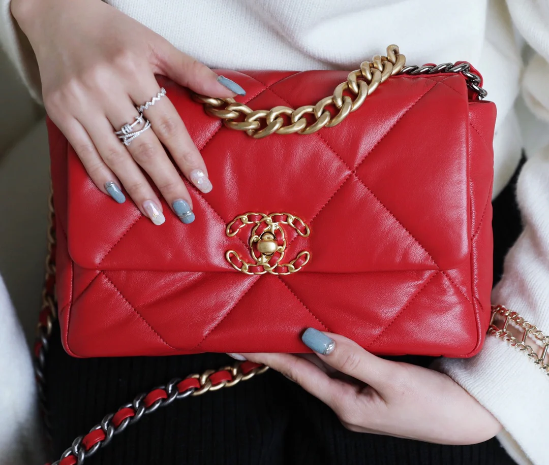 Сумка Chanel 19 - маленькая, красная.