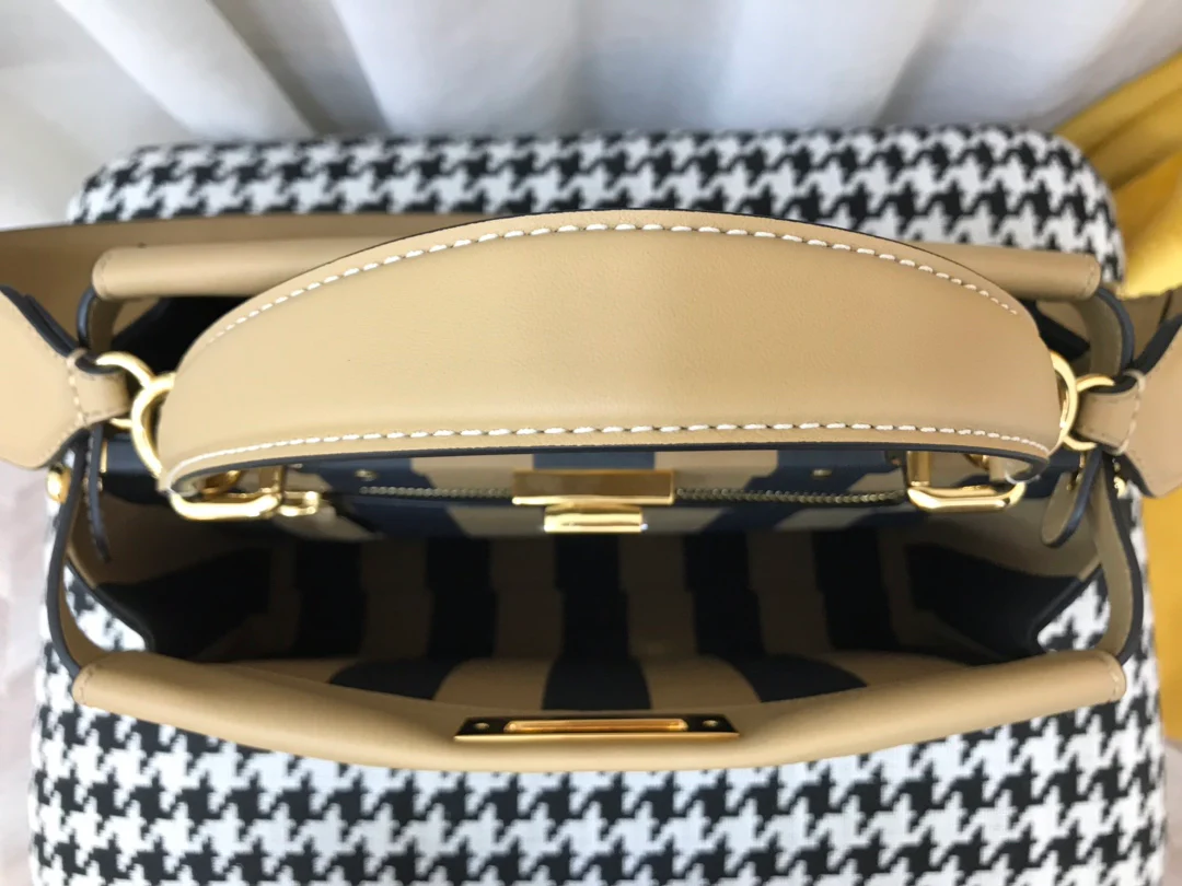 Сумка Fendi Peekaboo Medium из абрикосовой кожи.