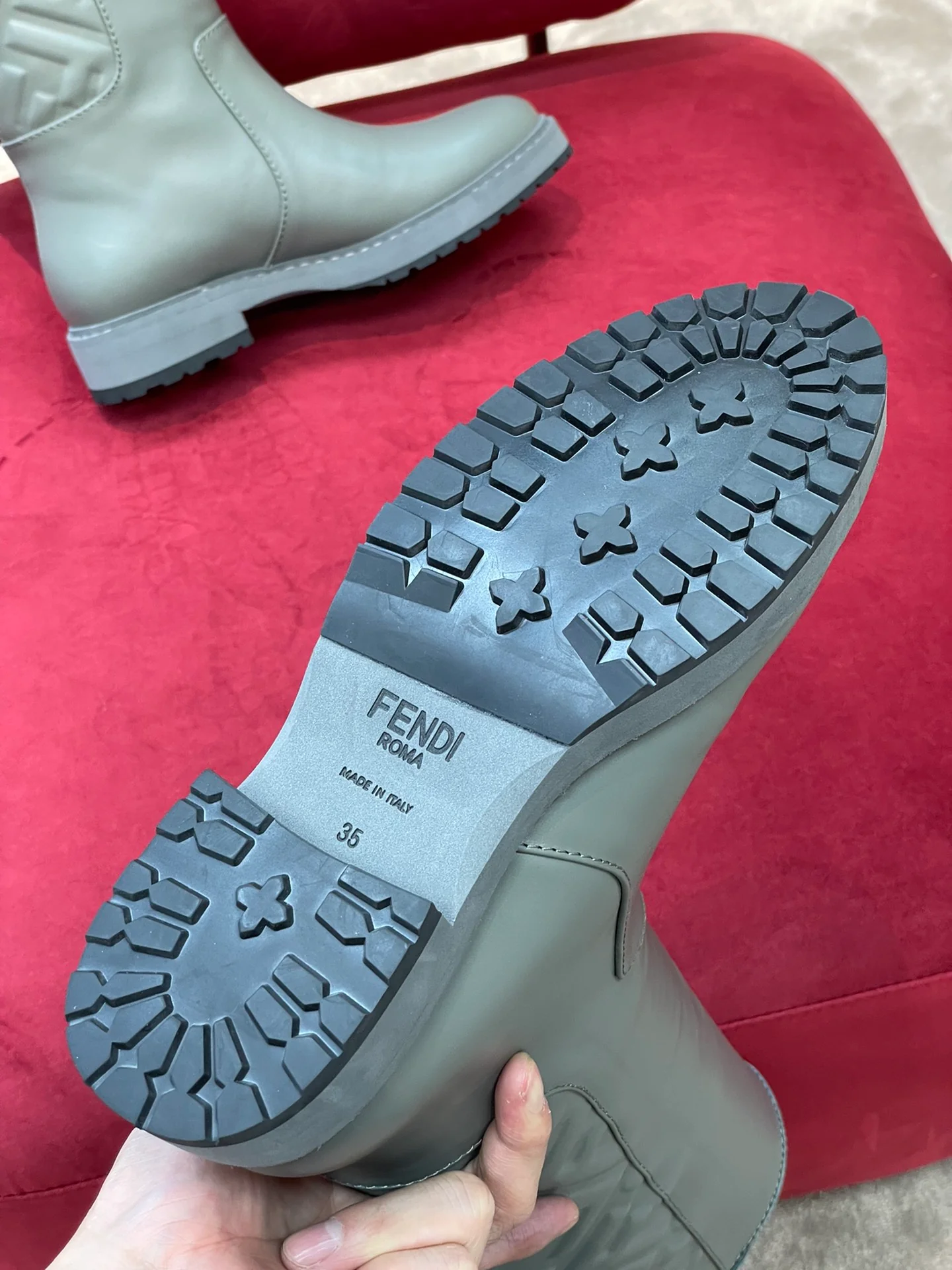 Рельефные сапоги для верховой езды Fendi