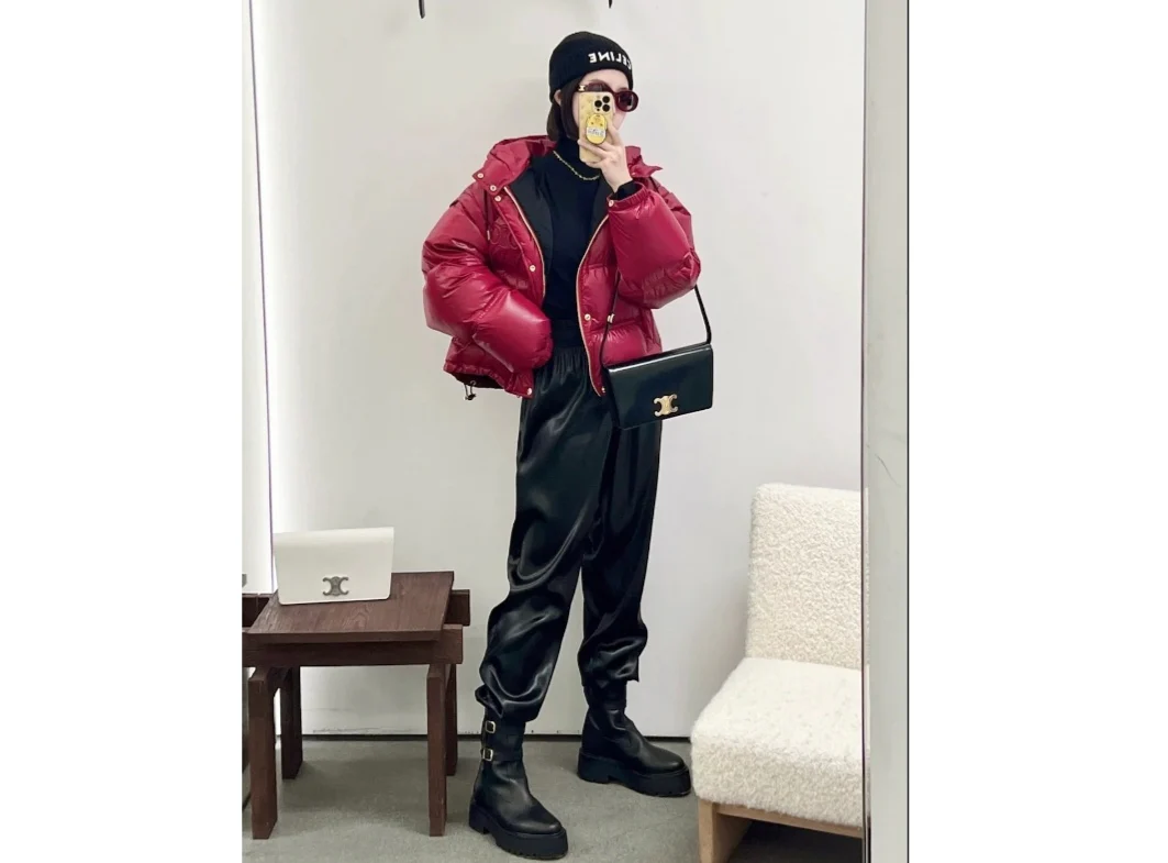 Сумка Celine Triomphe из глянцевой телячьей кожи с принтом под канвас — черная — на фото.