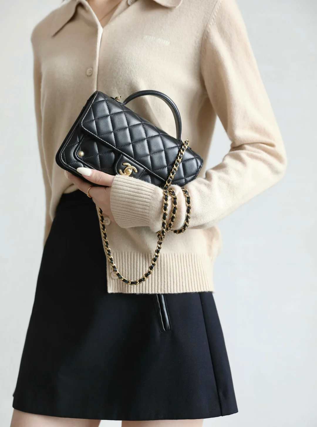 Chanel - Сумка-мессенджер с заклепками - Черная с золотой фурнитурой