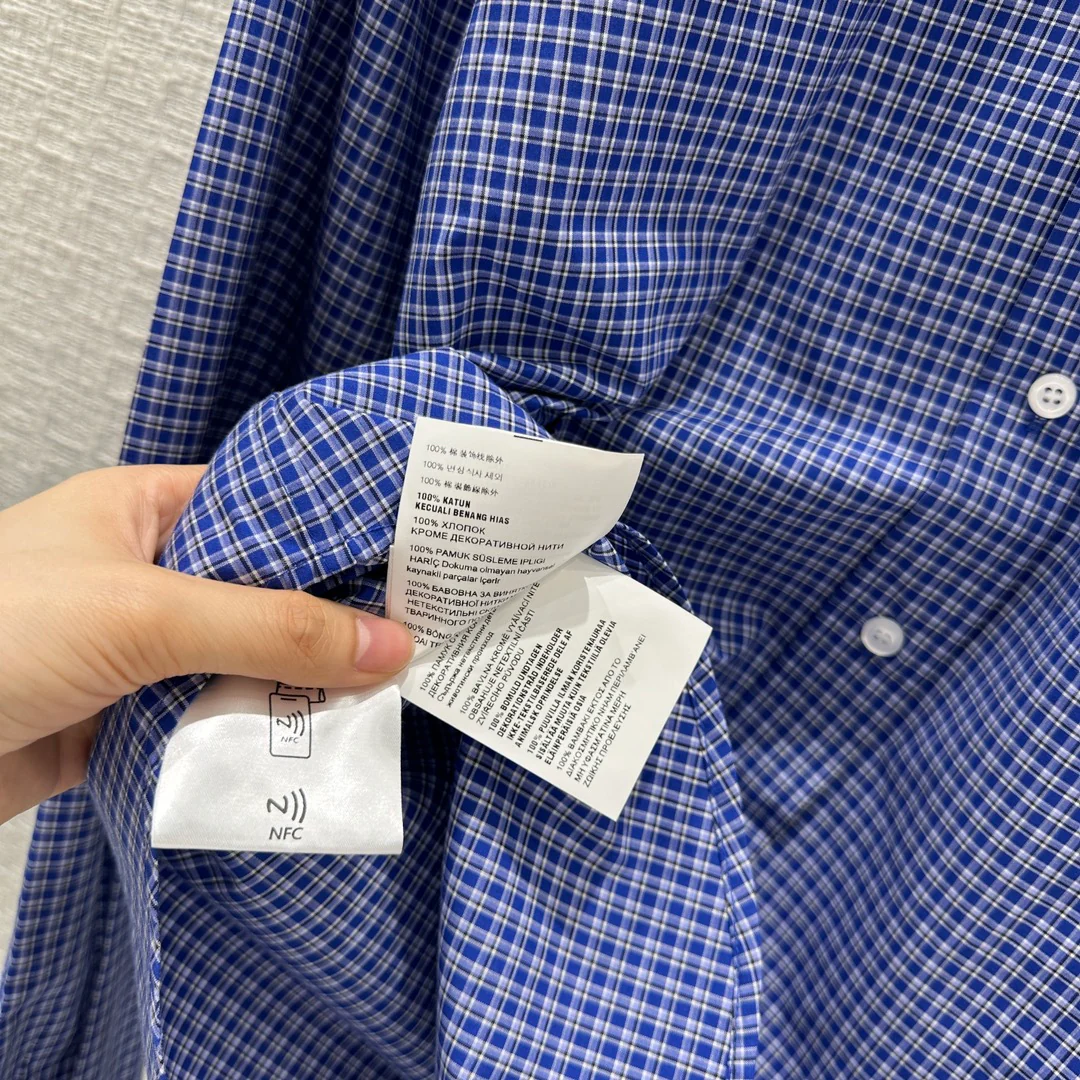 Новинки коллекции Miu Miu весна/лето 2024: самая модная клетчатая рубашка этого сезона.