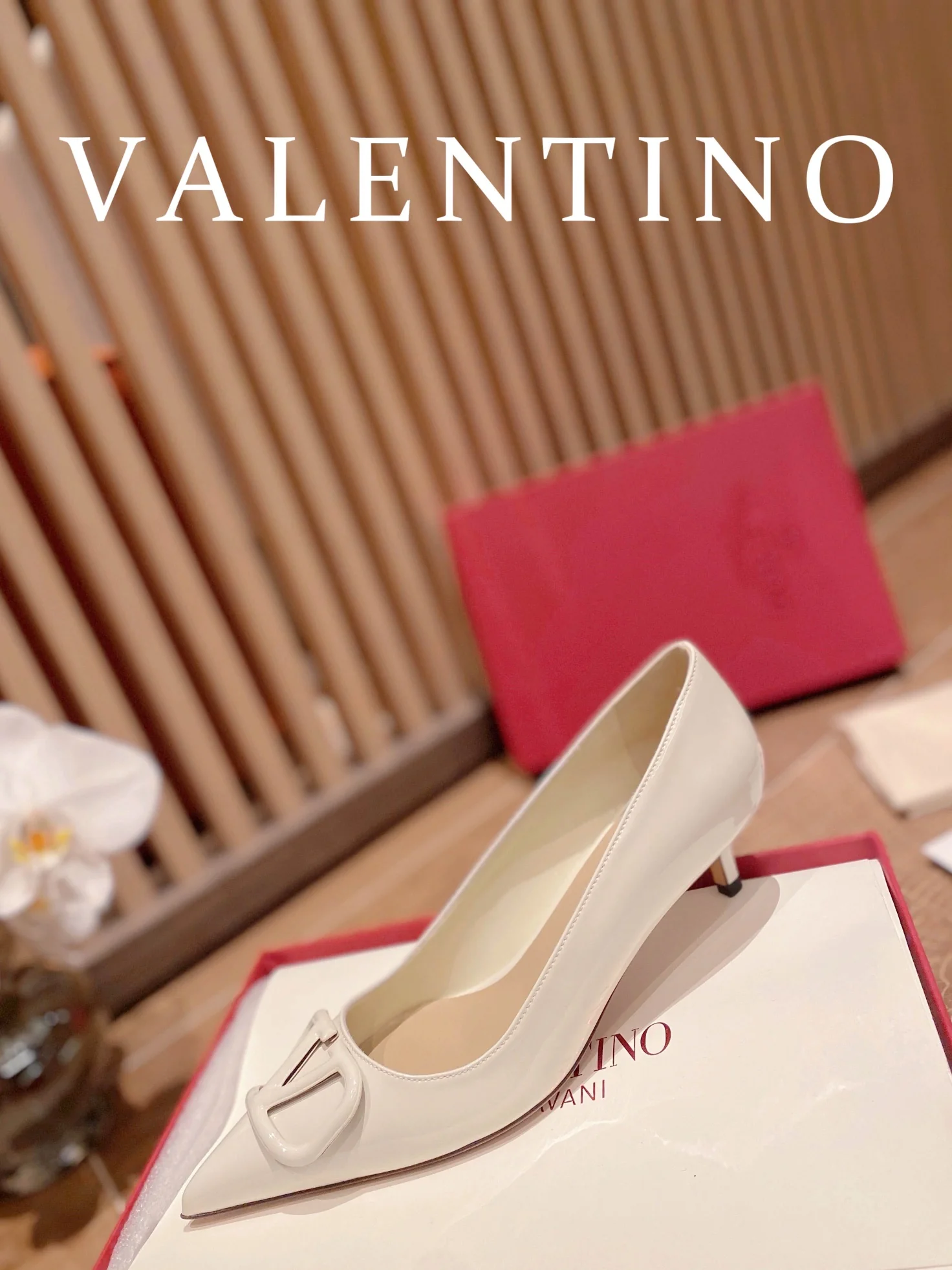 Valentino - Белые туфли на высоком каблуке с острым носком