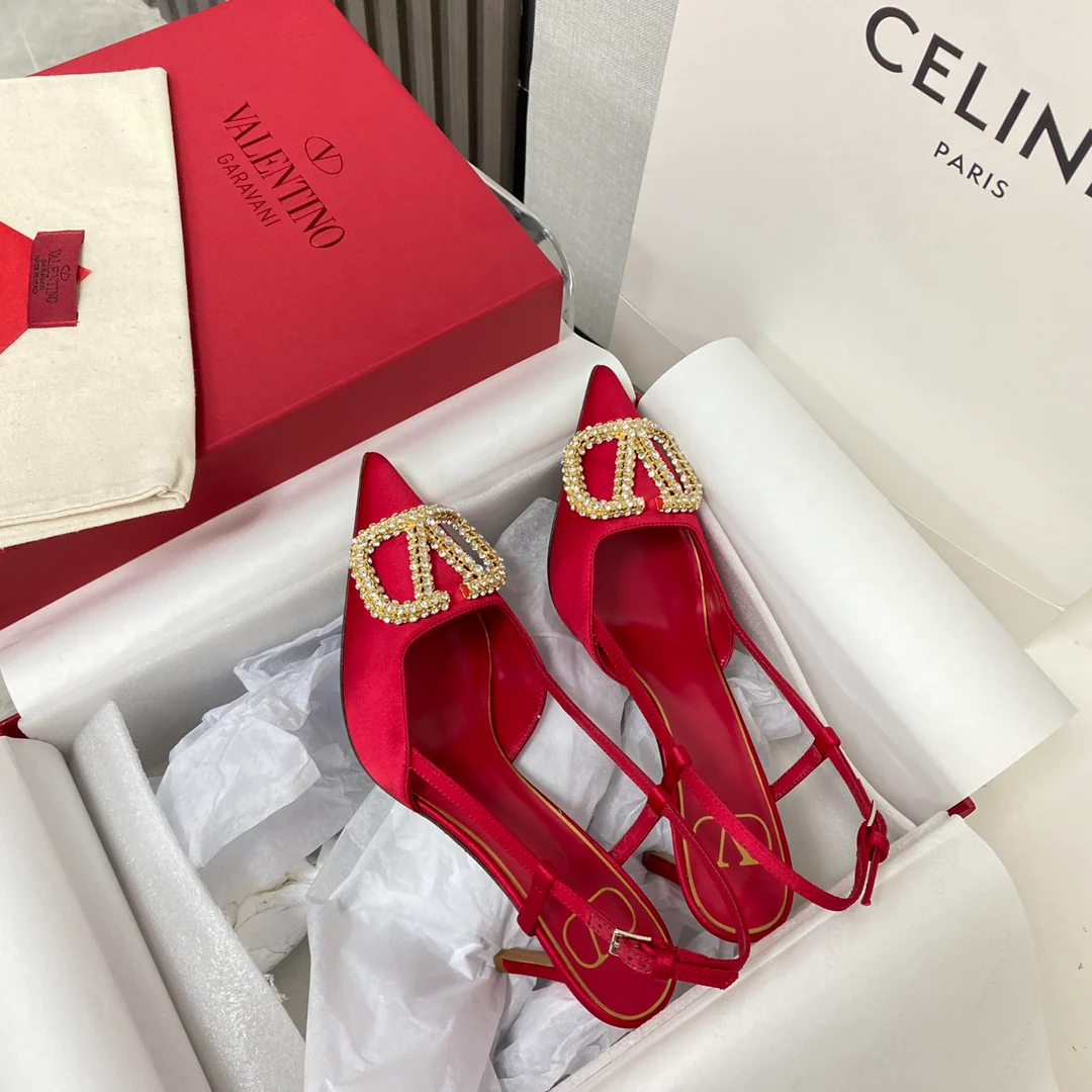 Valentino - Сандалии и туфли на каблуке с V-образной пряжкой