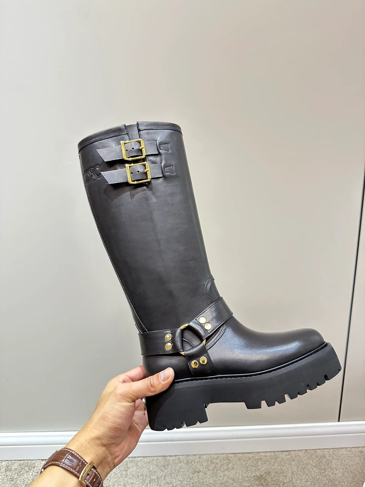 Образ с показа Celine осень/зима 2023 — высокие сапоги — черные