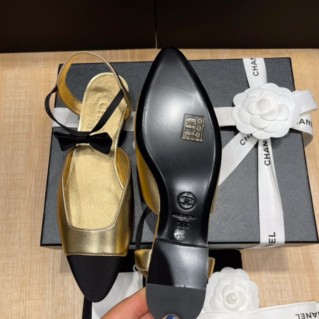 Chanel - Золотые туфли на закрытом каблуке