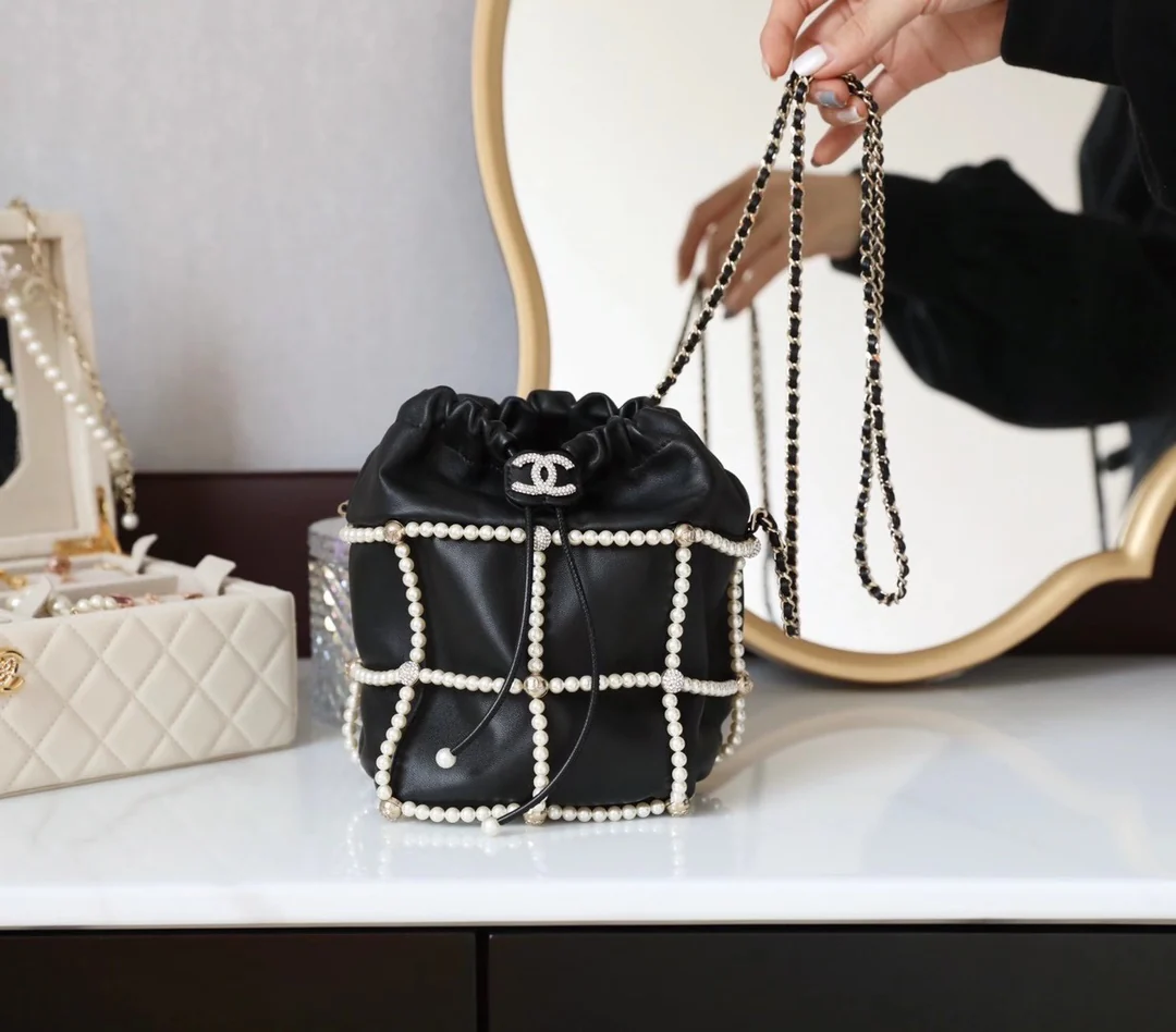 Сумка-ведро Chanel с жемчужным декором на завязках