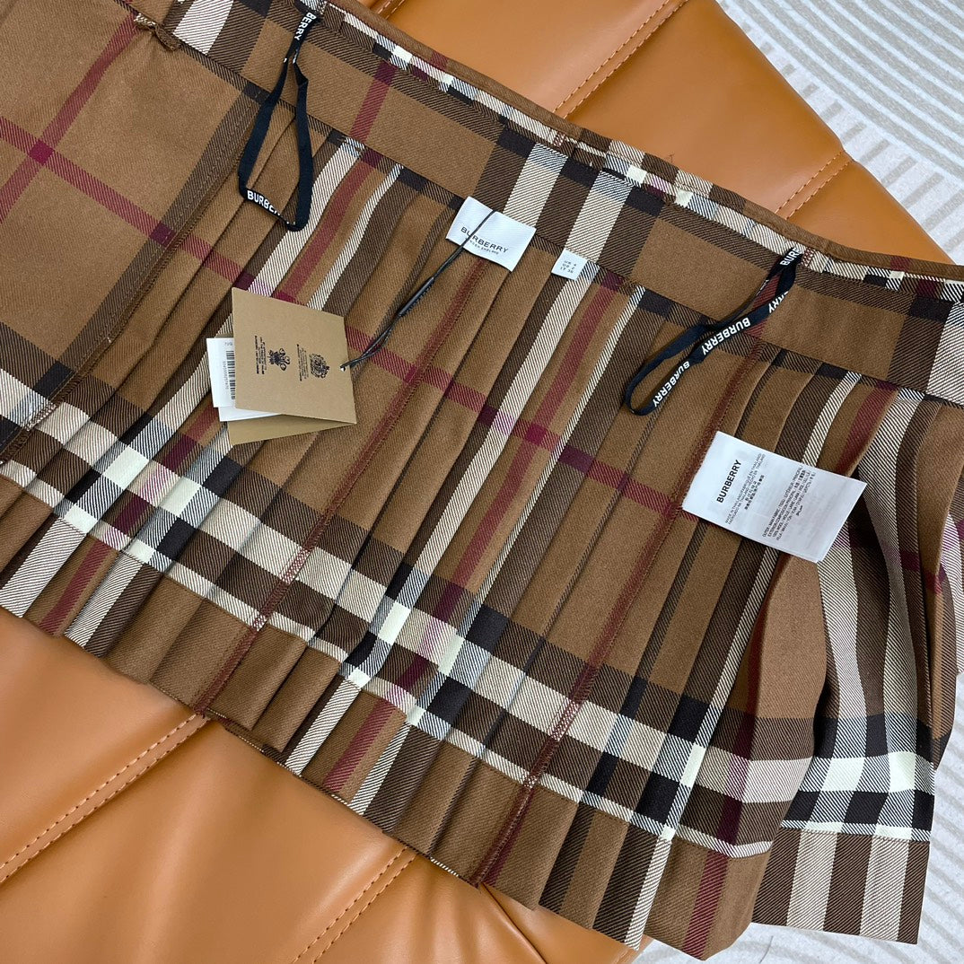 Burberry - 2403 - Новинка начала весны: клетчатая плиссированная мини-юбка с поясом.