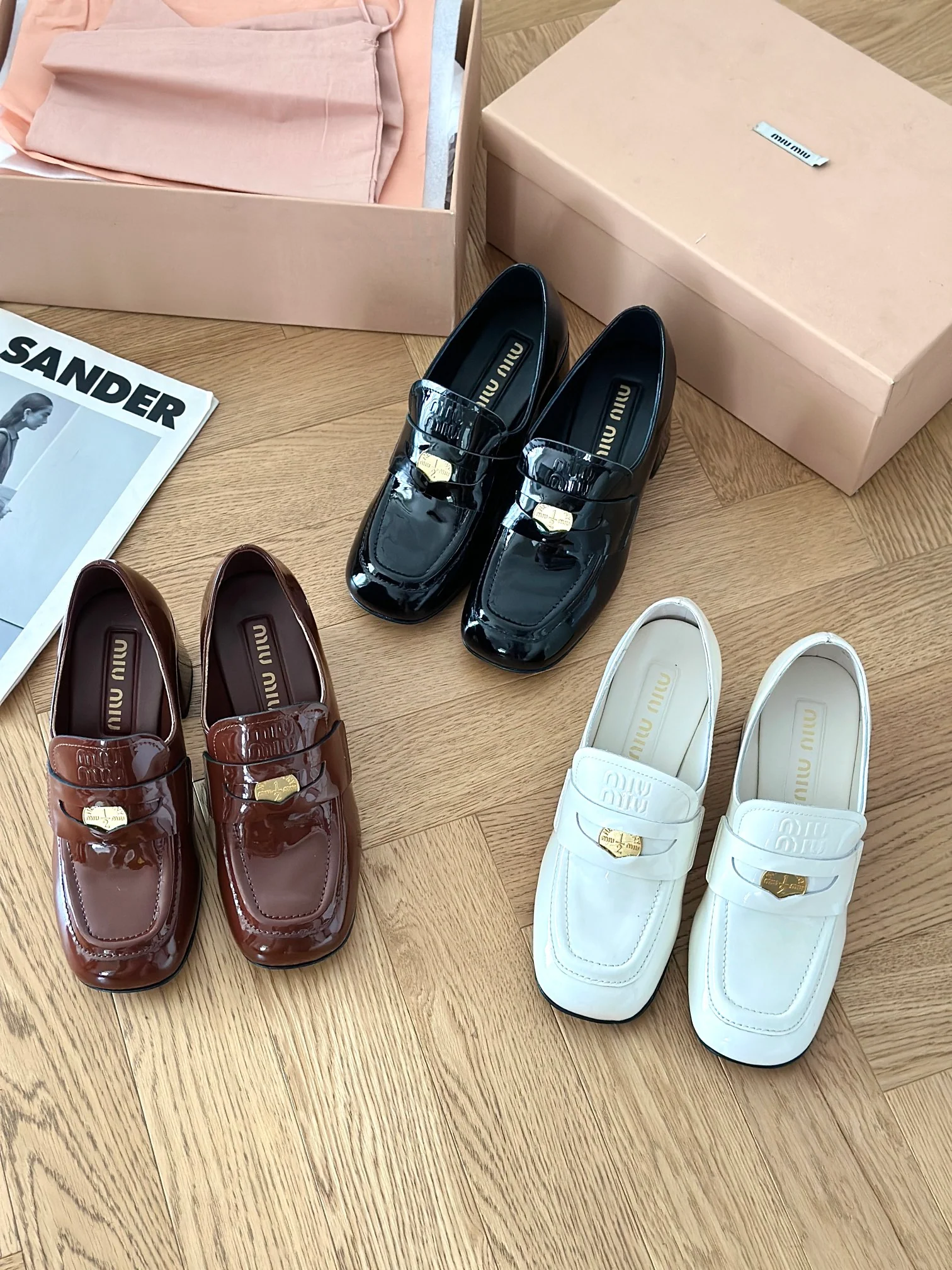 Новинка Miu Miu 2023 года - Лоферы на массивном каблуке с золотыми монетками - Черные