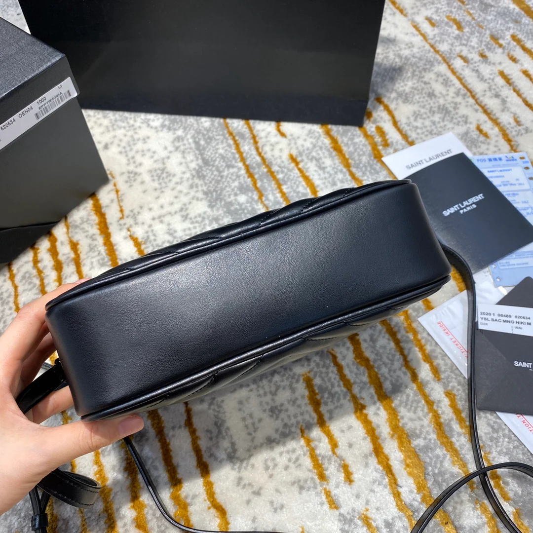 Фотосумка YSL Lou Bag — черная с черной пряжкой.