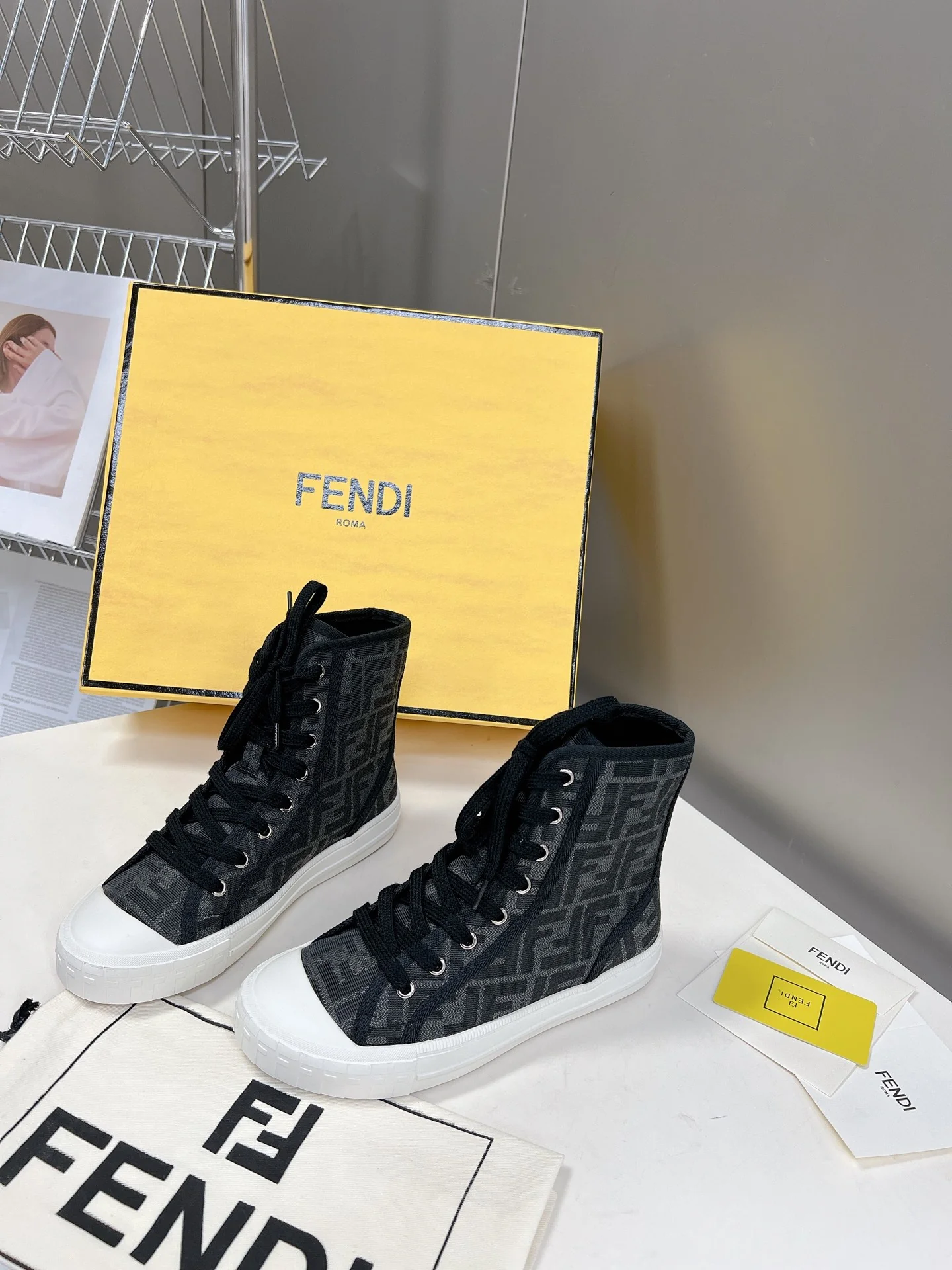 Fendi - Новинка сезона осень/зима 2022 - Высокие повседневные туфли с монограммой - 1