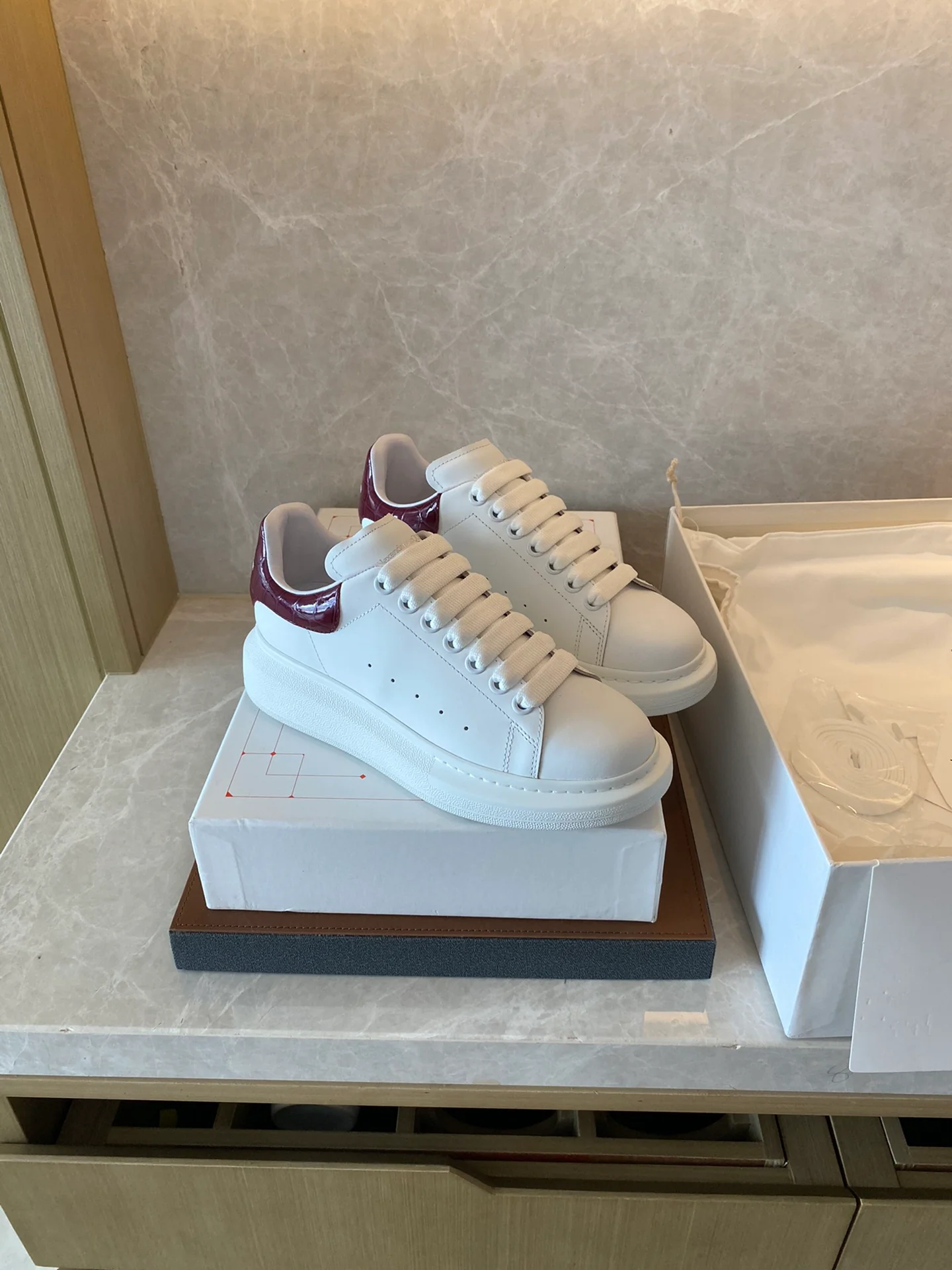 Классические белые кроссовки McQueen - на каблуке-резинке - в клетку - бордовые