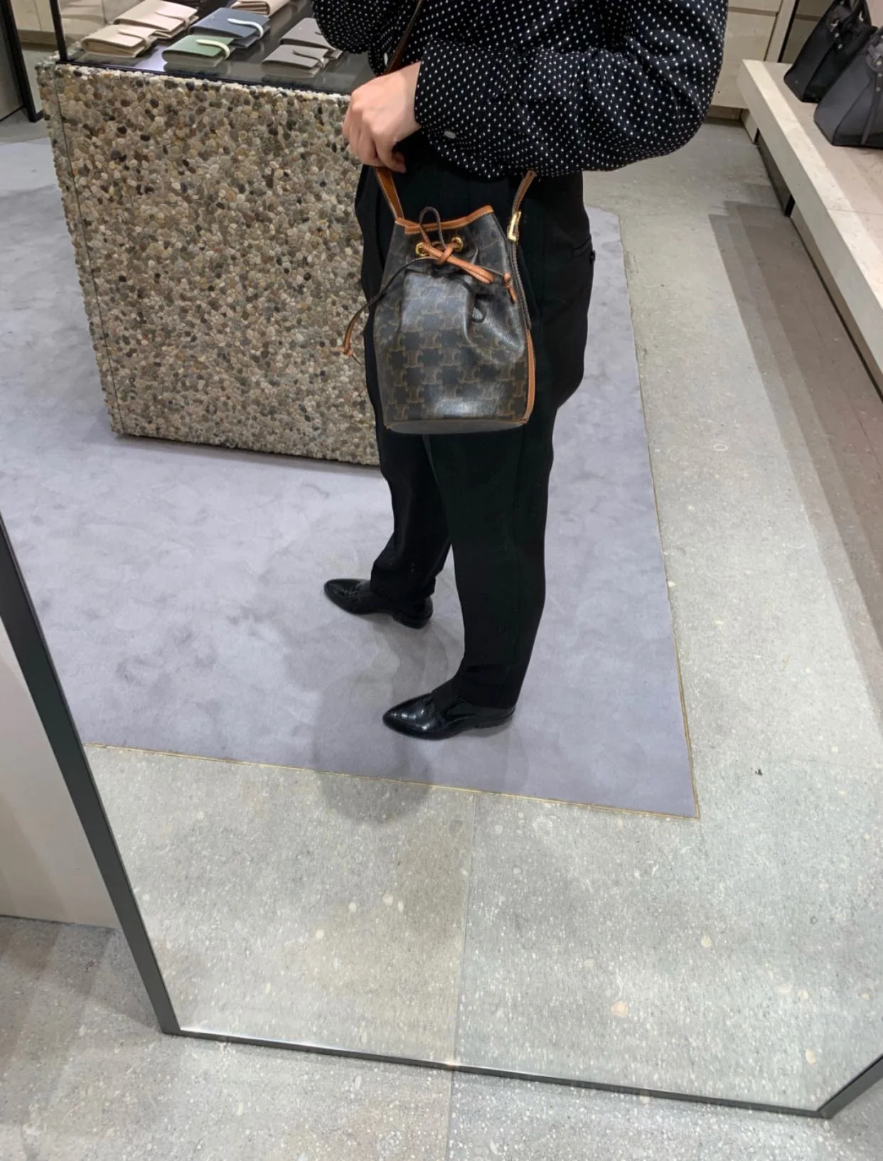 Маленькая холщовая сумка Celine Triomphe на завязках - желто-коричневая с монограммой.