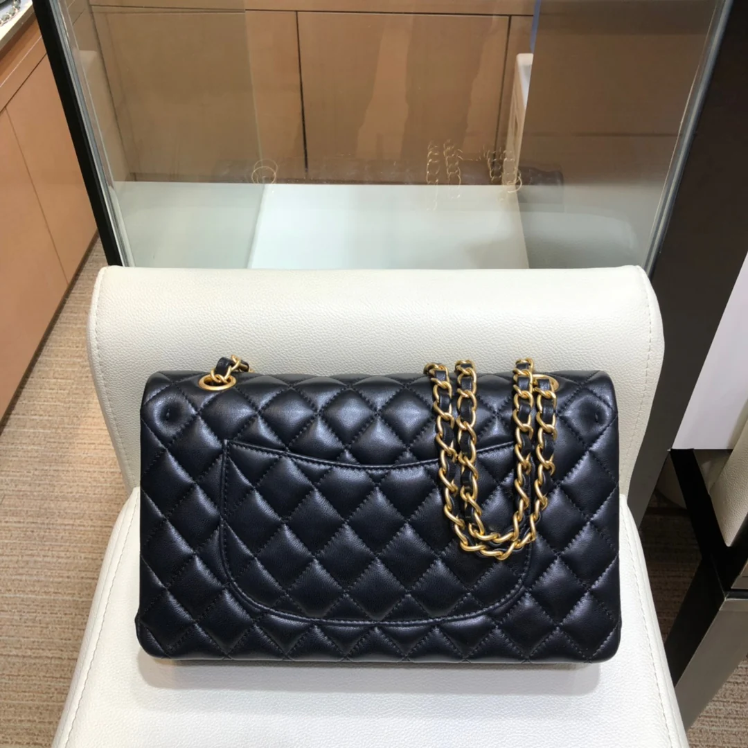 Классическая стеганая сумка Chanel - Новинка коллекции 2018 года - Сумка CF - Золотая цепочка - 25 см