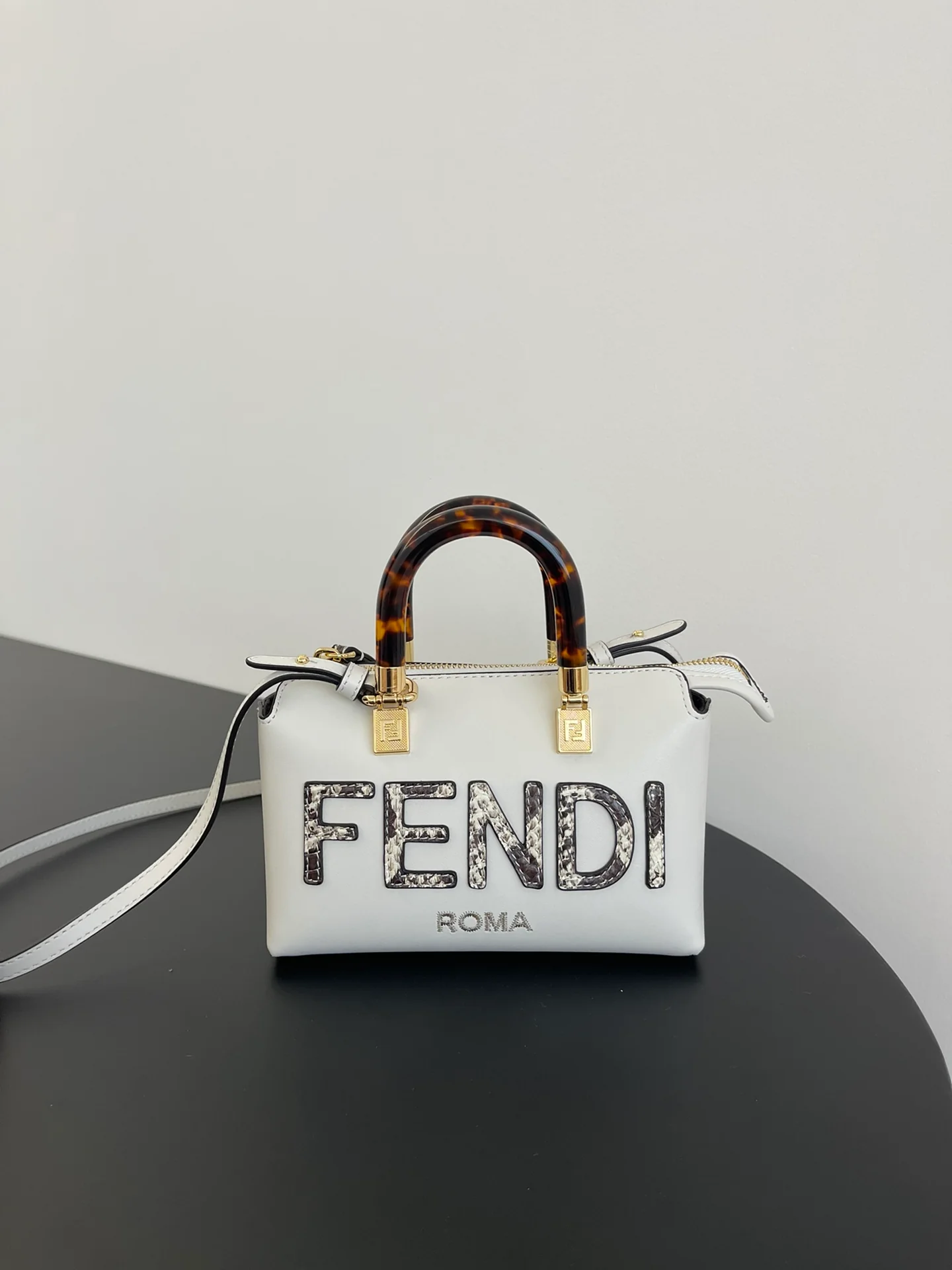 Мини-сумка Fendi By the Way (белая)
