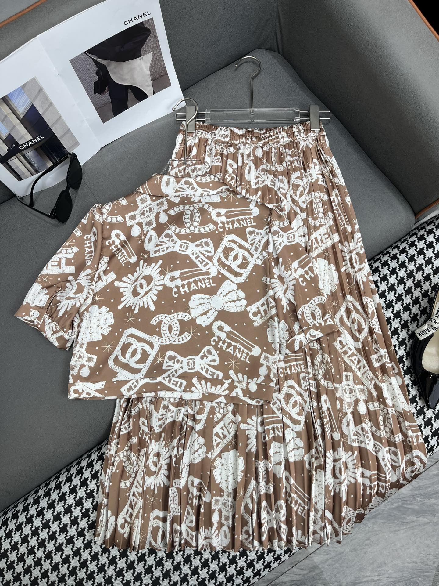 Комплект Chanel 2403-24ss весна/лето: короткая рубашка и плиссированная юбка - коричневый